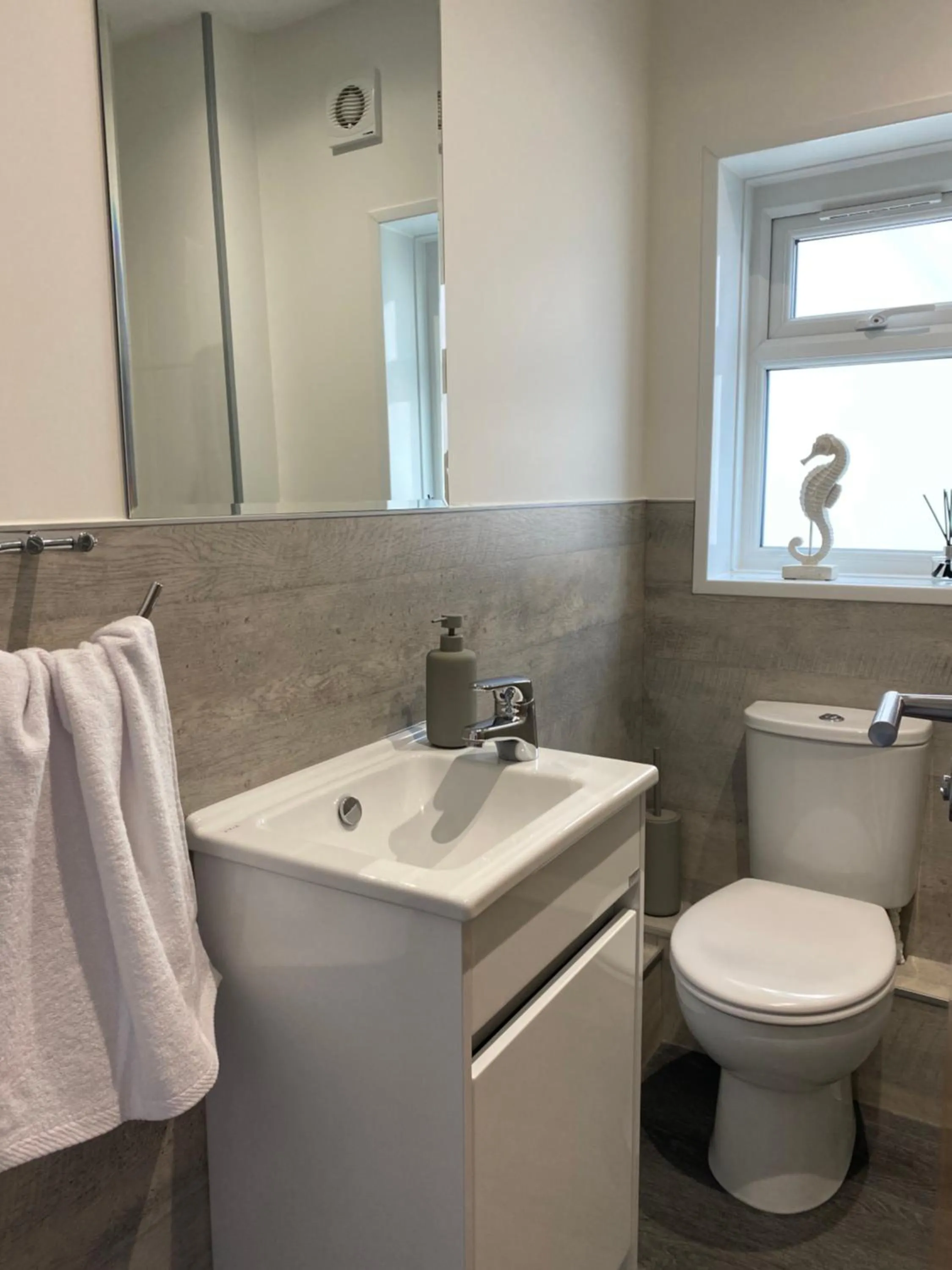 WORTHING BEACH 180 - 2 bed seafront apartment with private parking