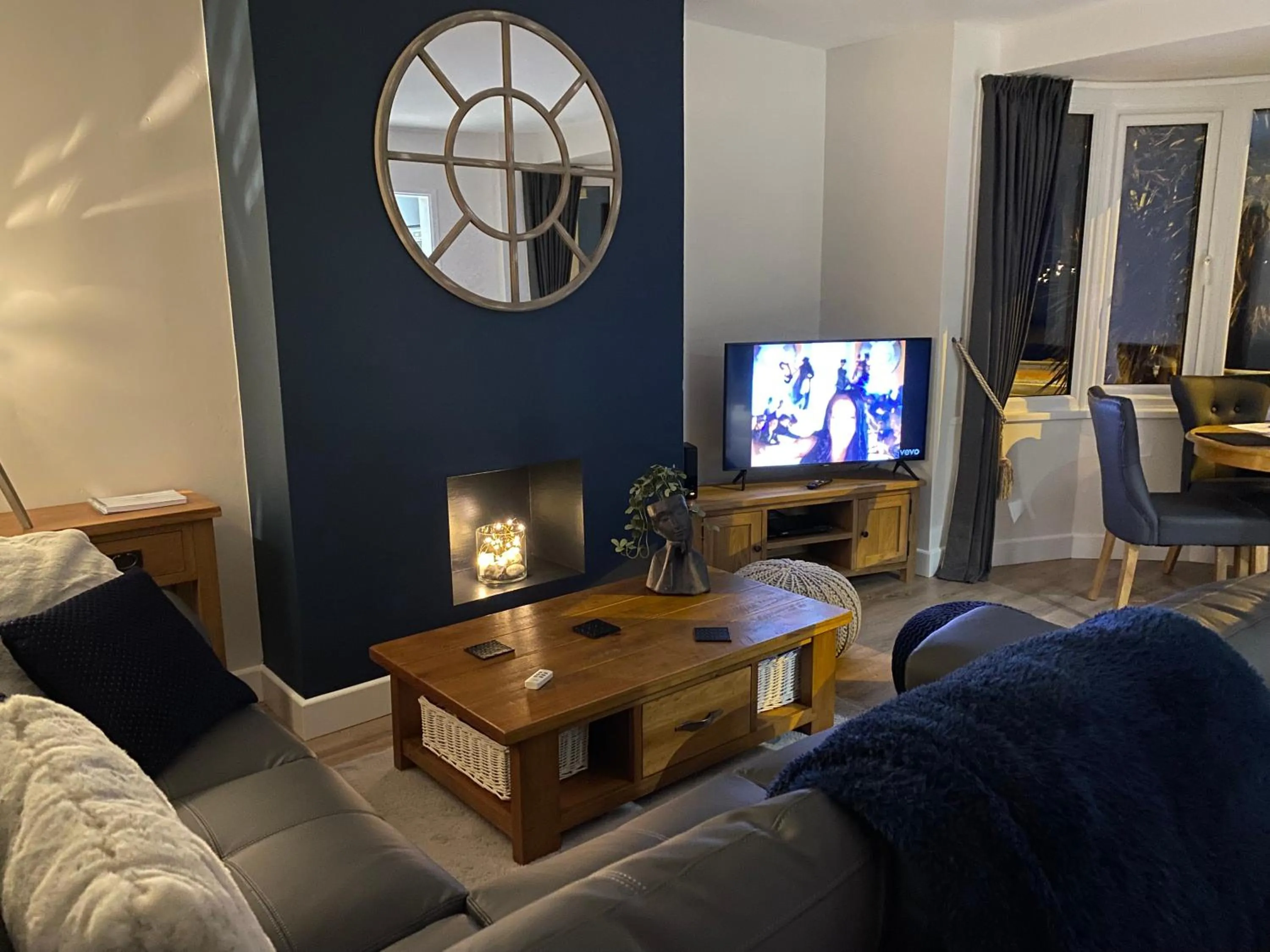 WORTHING BEACH 180 - 2 bed seafront apartment with private parking