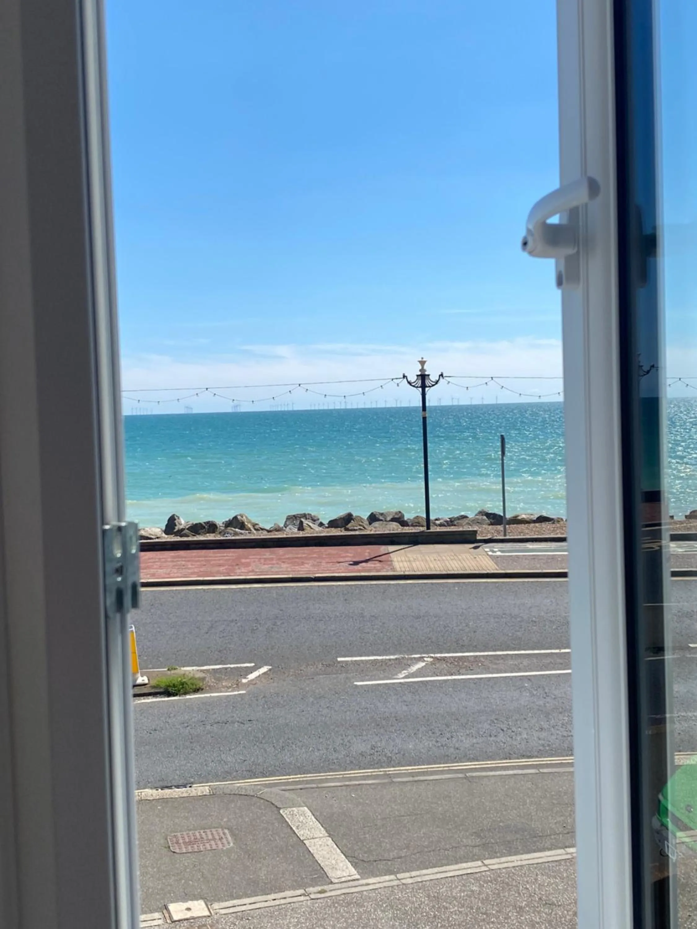 WORTHING BEACH 180 - 2 bed seafront apartment with private parking