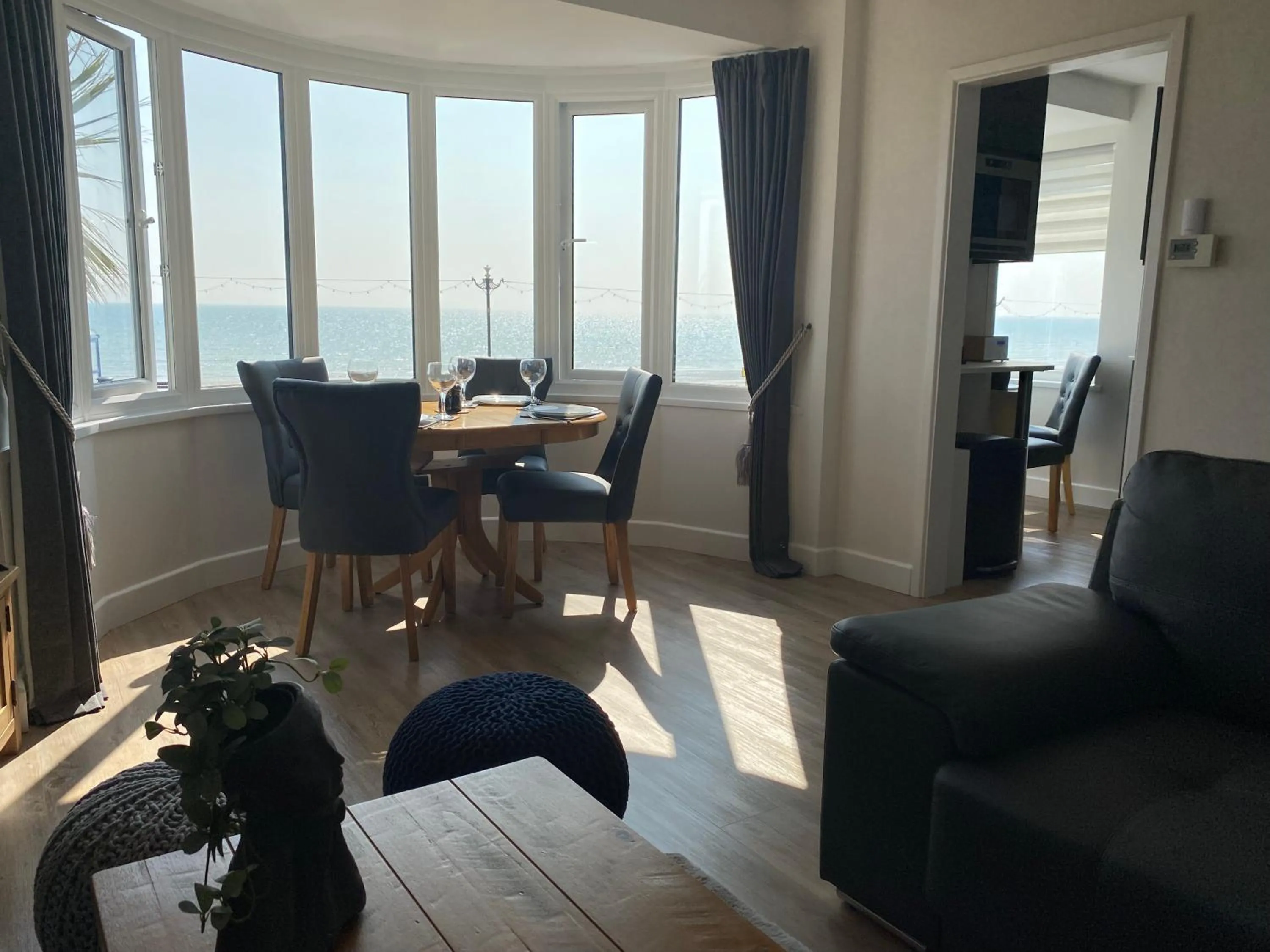 WORTHING BEACH 180 - 2 bed seafront apartment with private parking