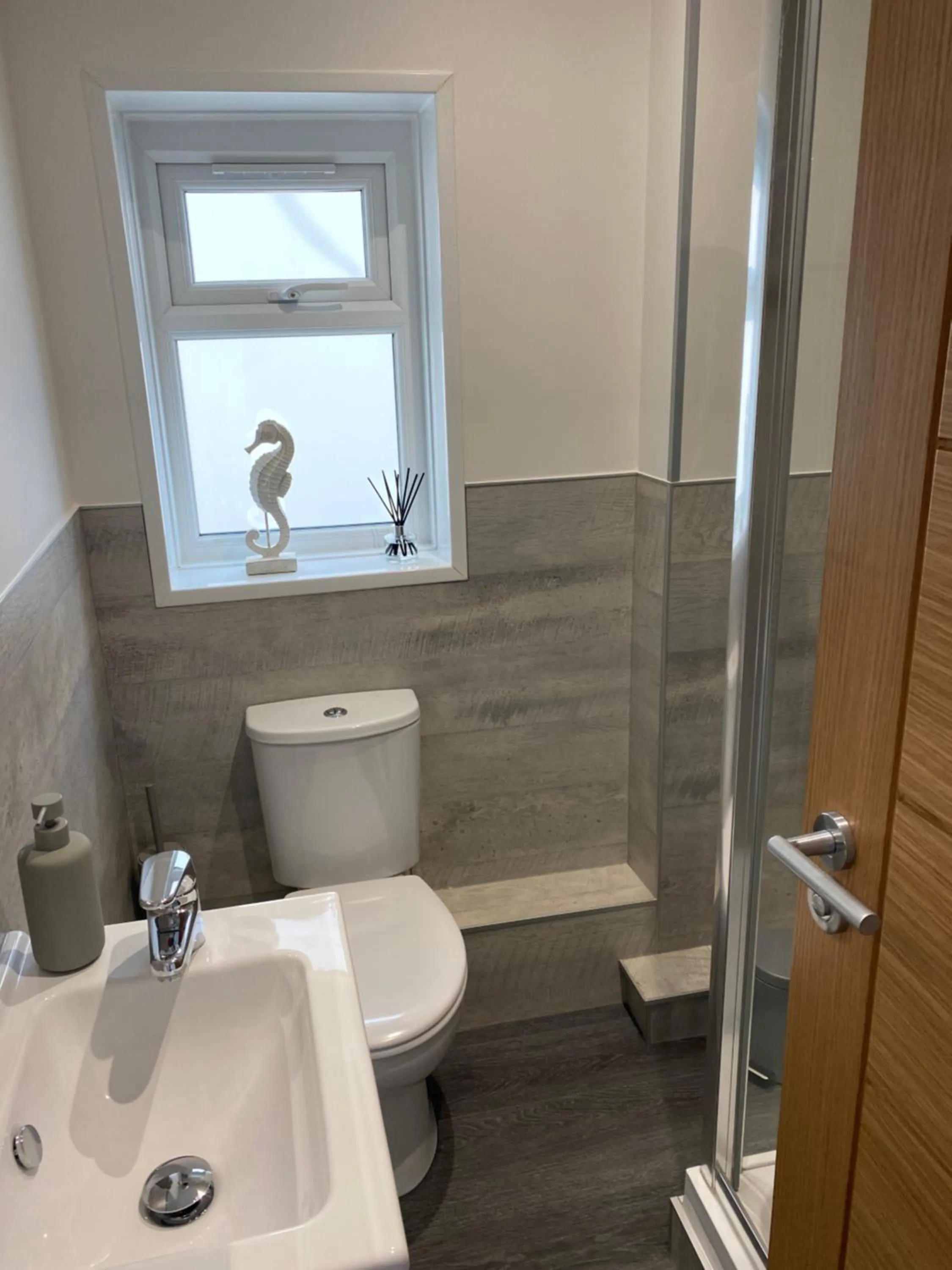 Bathroom in WORTHING BEACH 180 - 2 bed seafront apartment with private parking