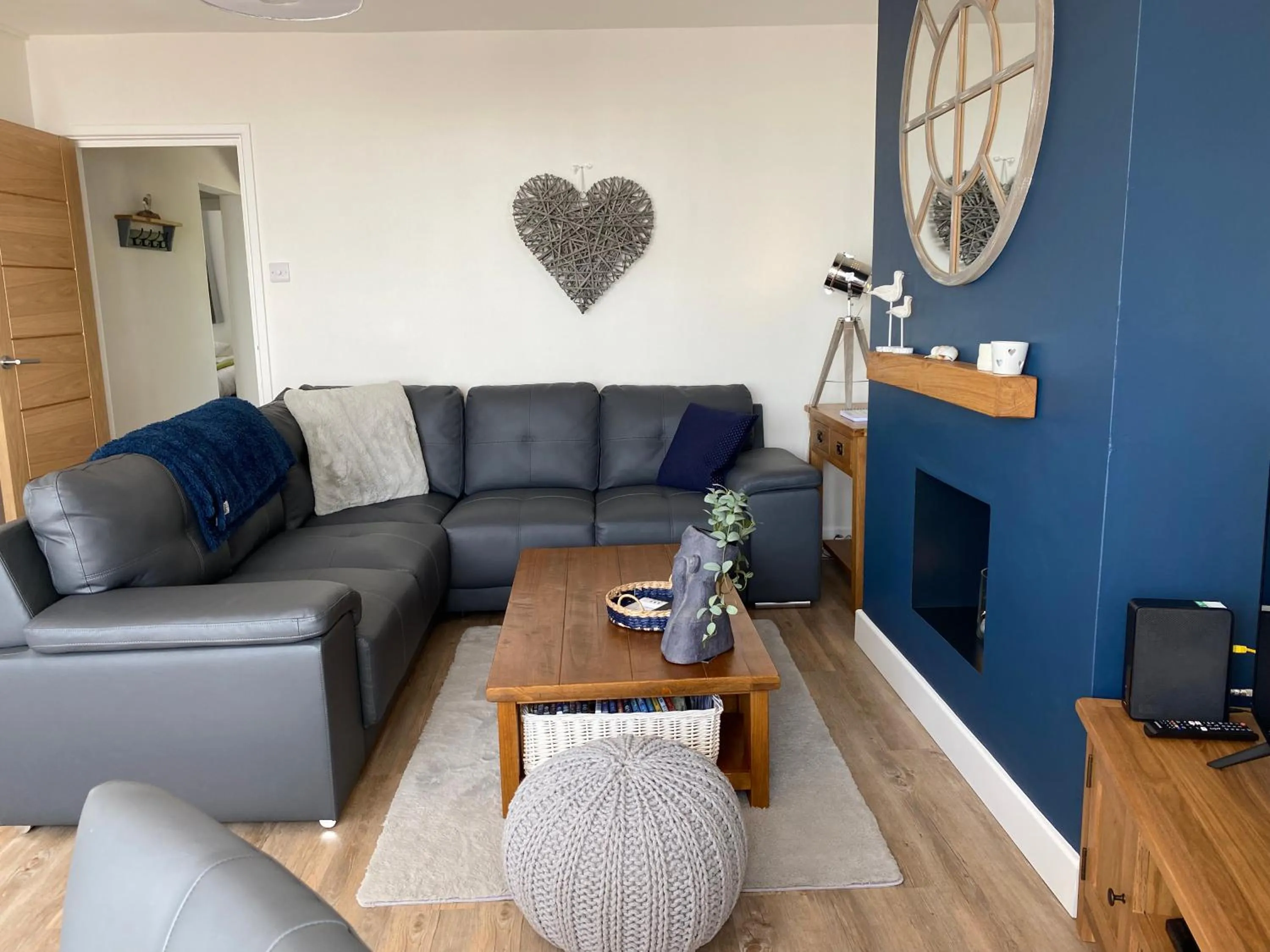 WORTHING BEACH 180 - 2 bed seafront apartment with private parking