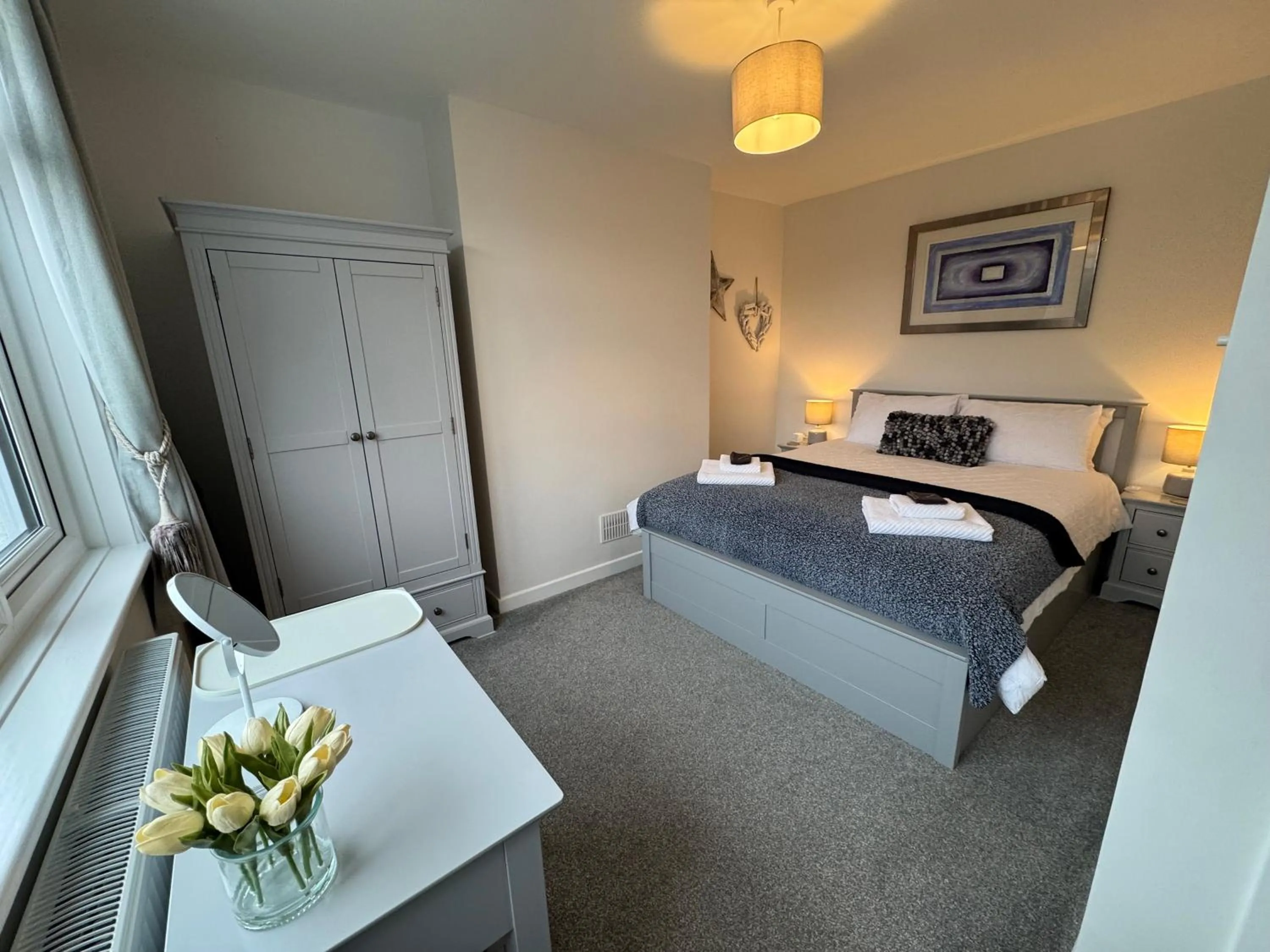 Bed in WORTHING BEACH 180 - 2 bed seafront apartment with private parking
