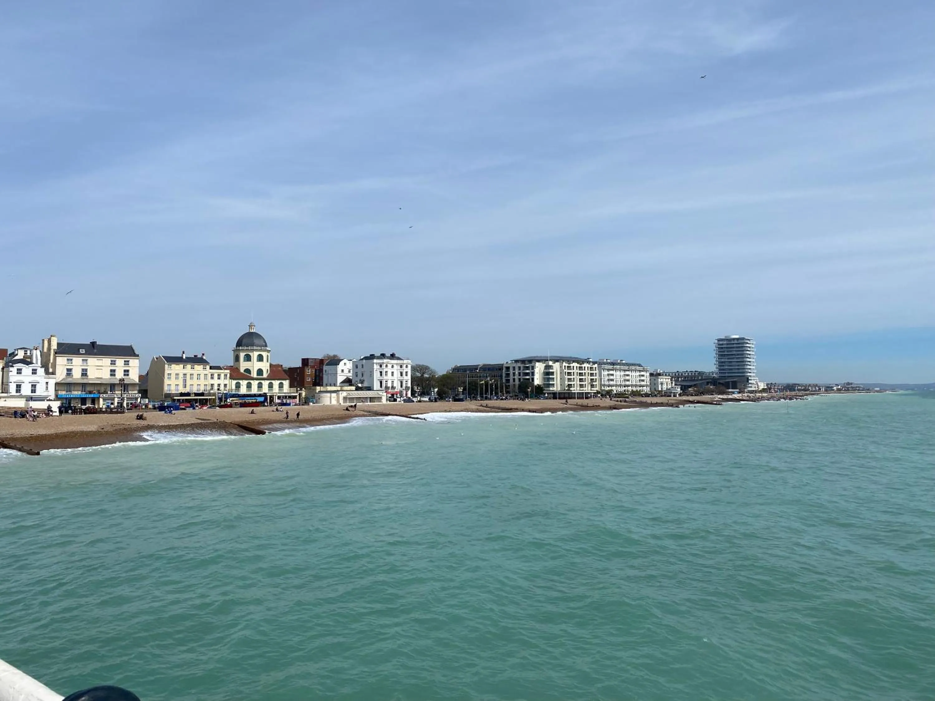 WORTHING BEACH 180 - 2 bed seafront apartment with private parking