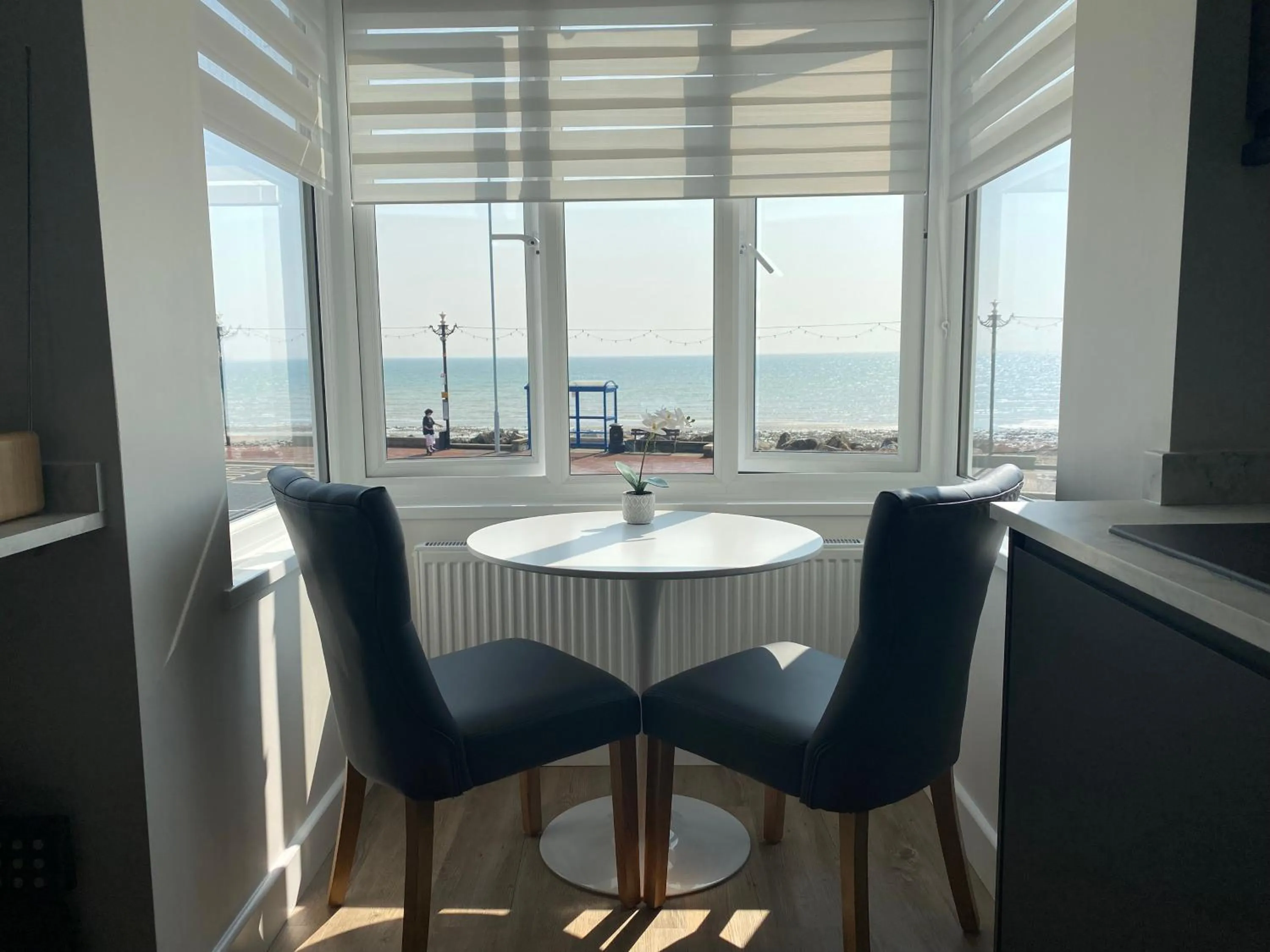 WORTHING BEACH 180 - 2 bed seafront apartment with private parking