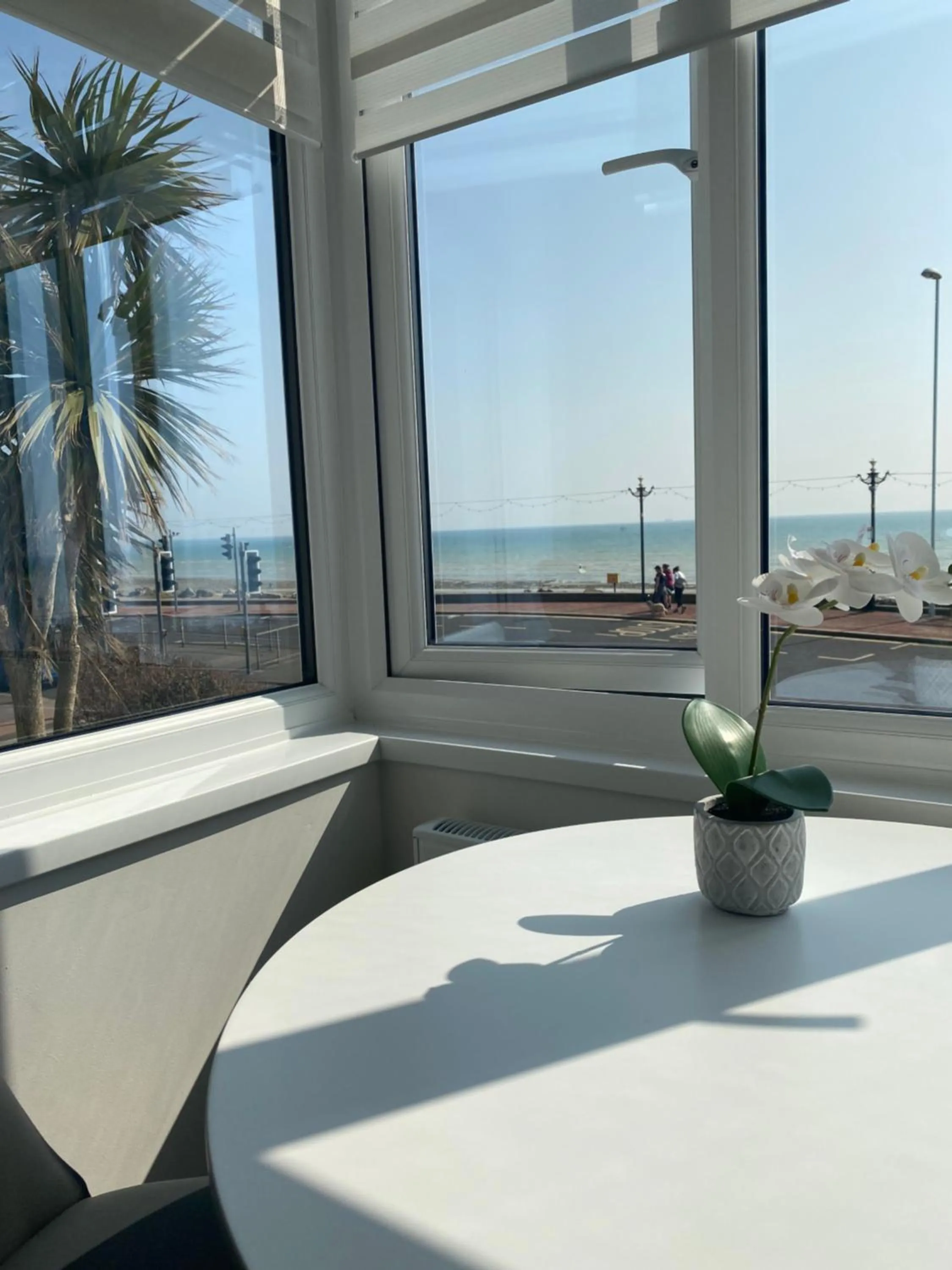 WORTHING BEACH 180 - 2 bed seafront apartment with private parking