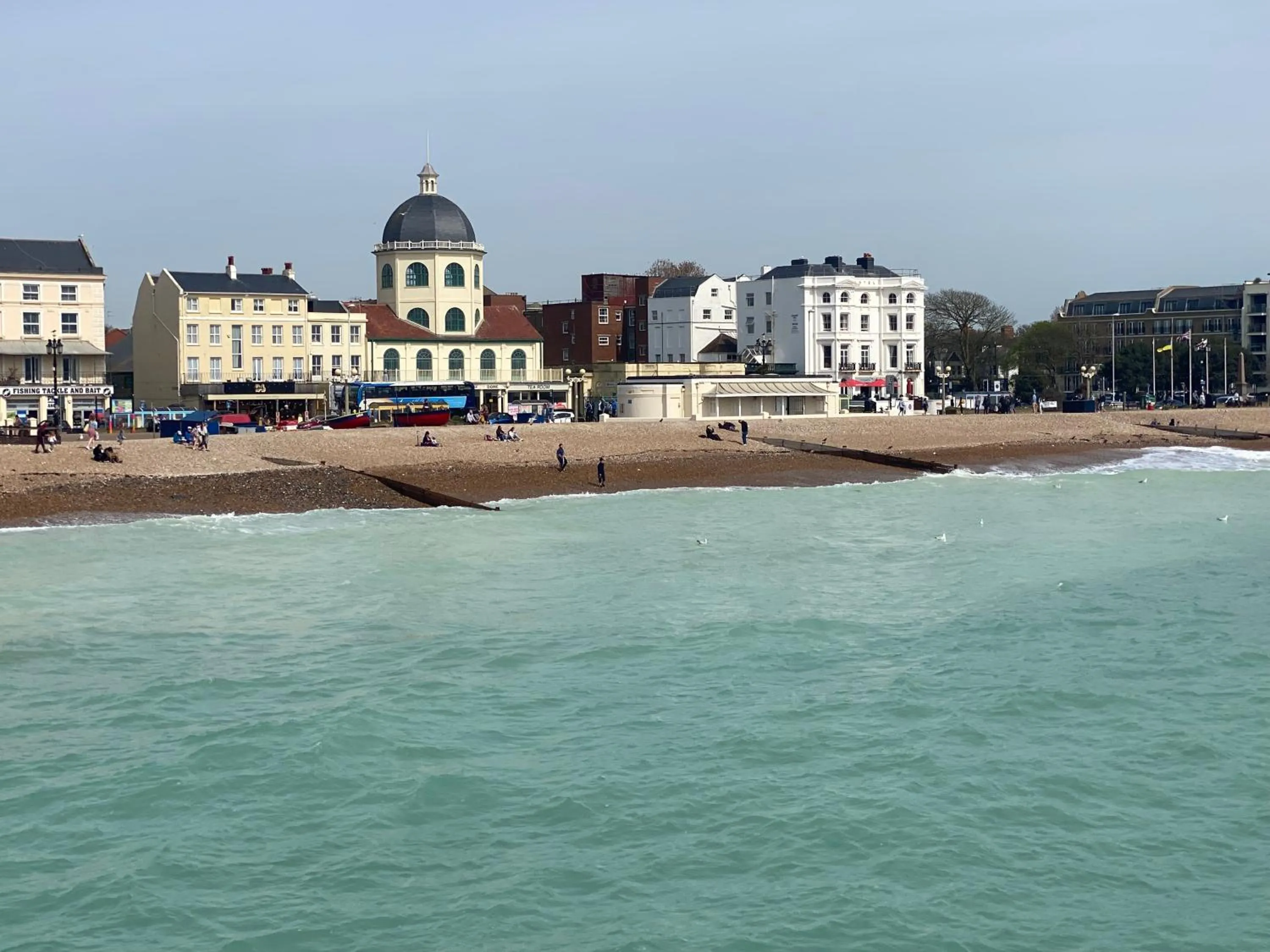 WORTHING BEACH 180 - 2 bed seafront apartment with private parking
