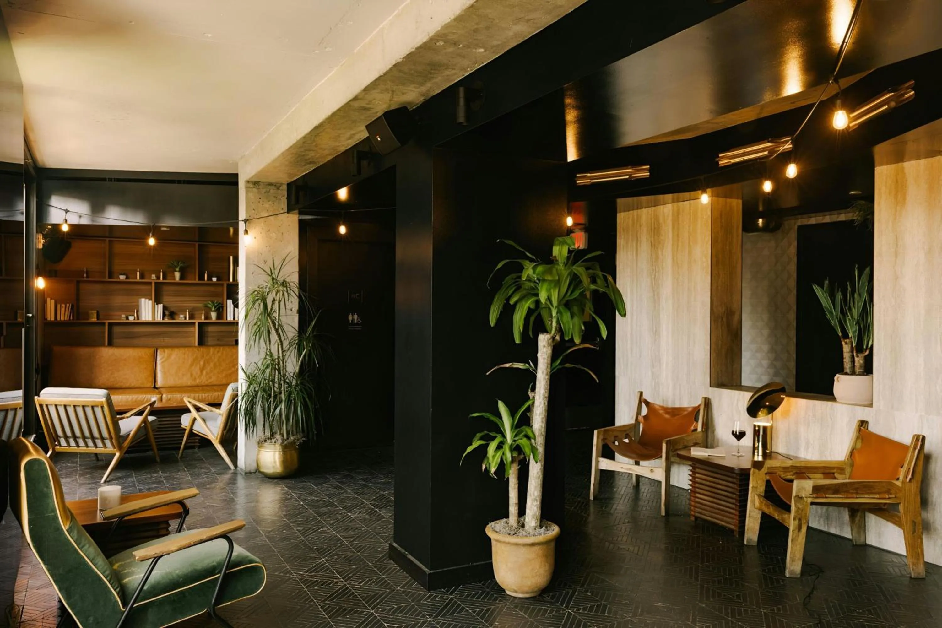 Lounge or bar in Henri on 24 Hotel Chelsea, Sonder by Marriott Bonvoy