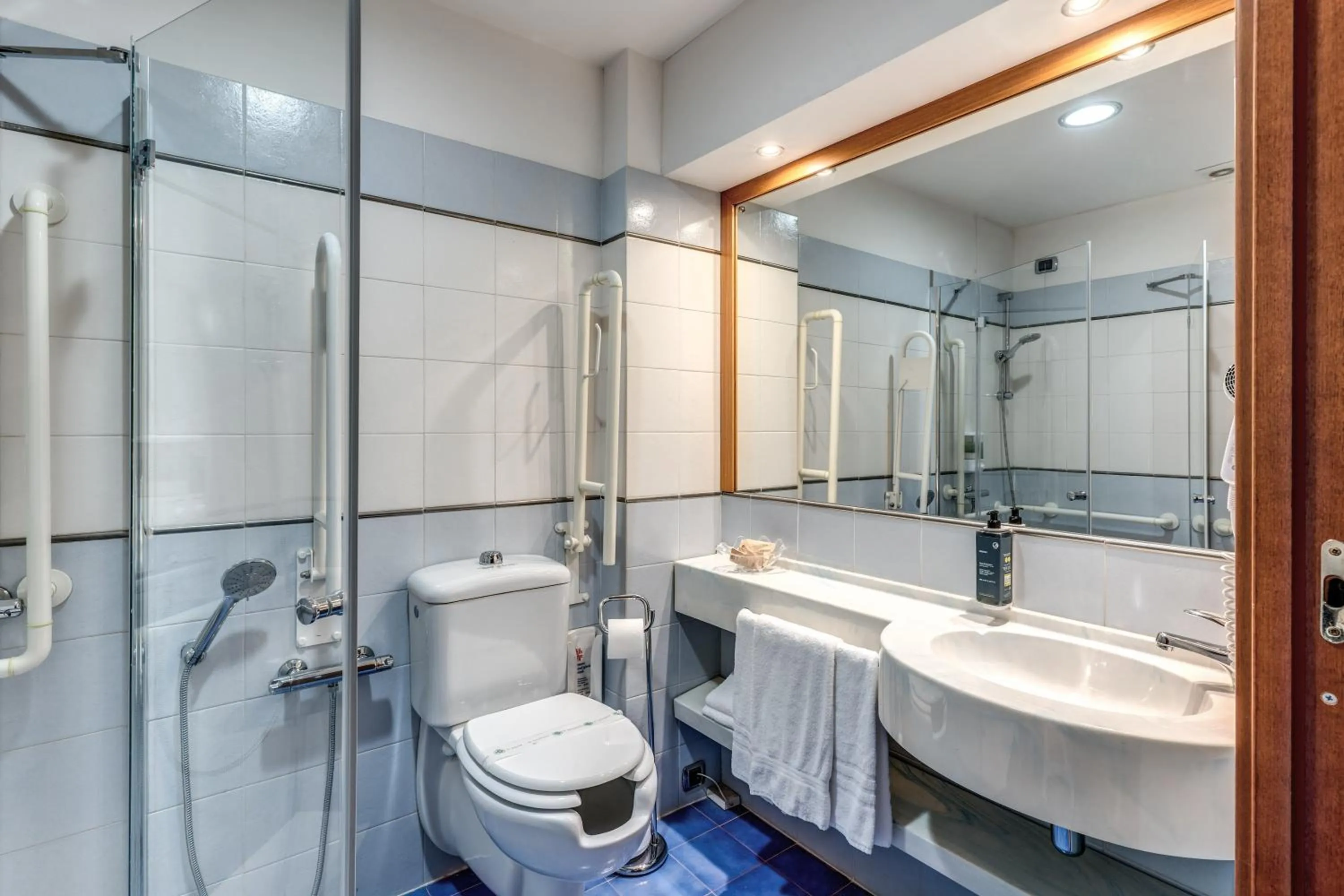 Shower in Luna Hotel Lago Maggiore Arona