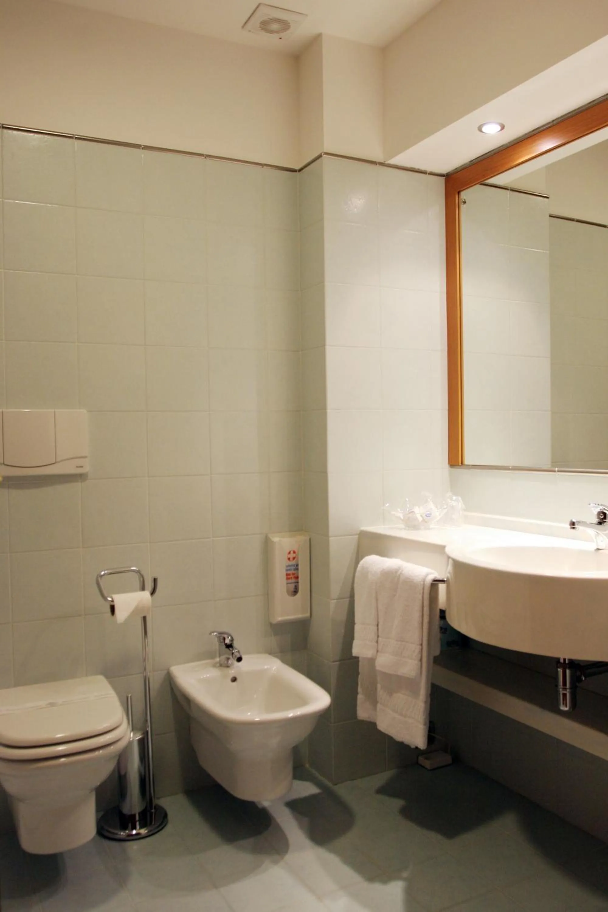 Bathroom in Luna Hotel Lago Maggiore Arona