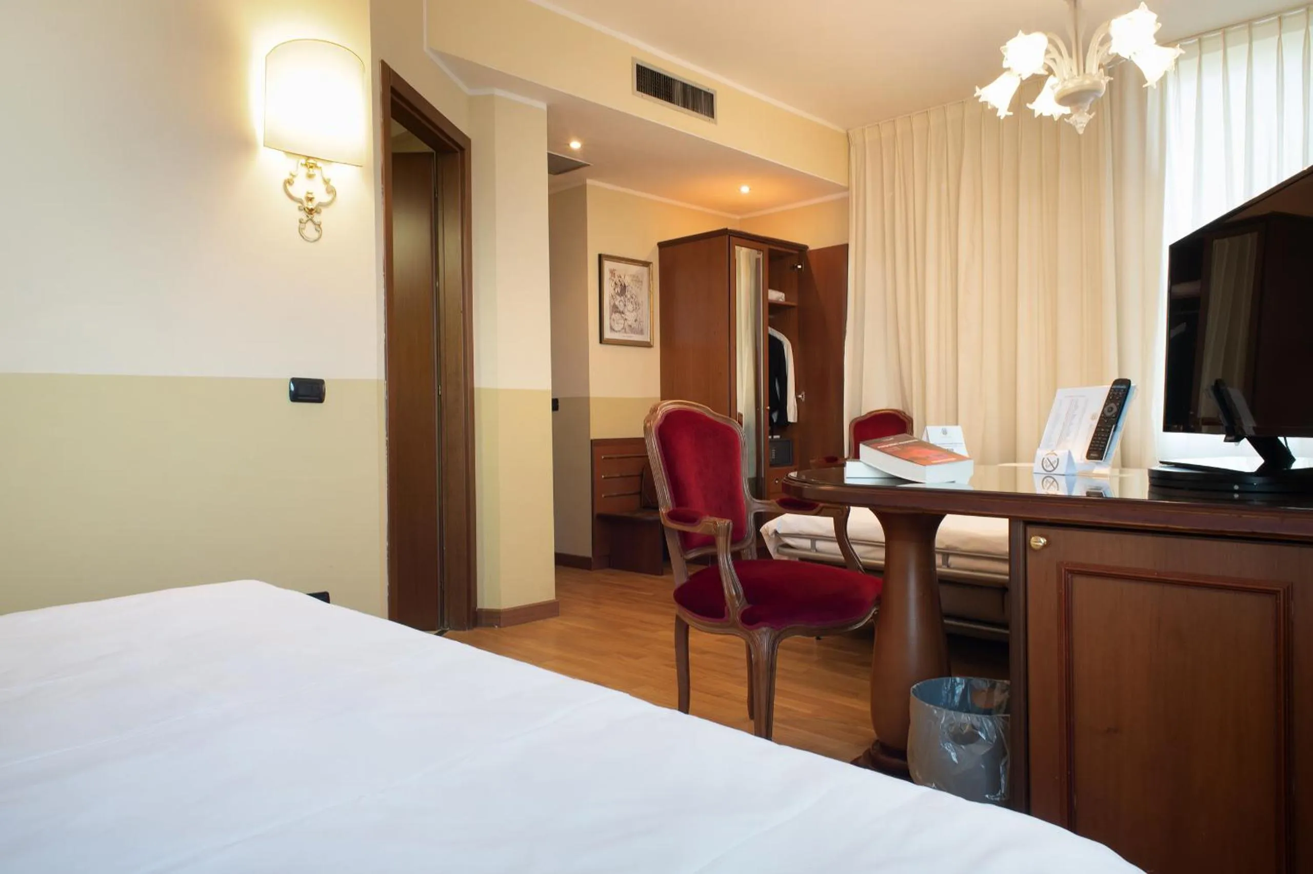 Photo of the whole room, Bed in Hotel Alga