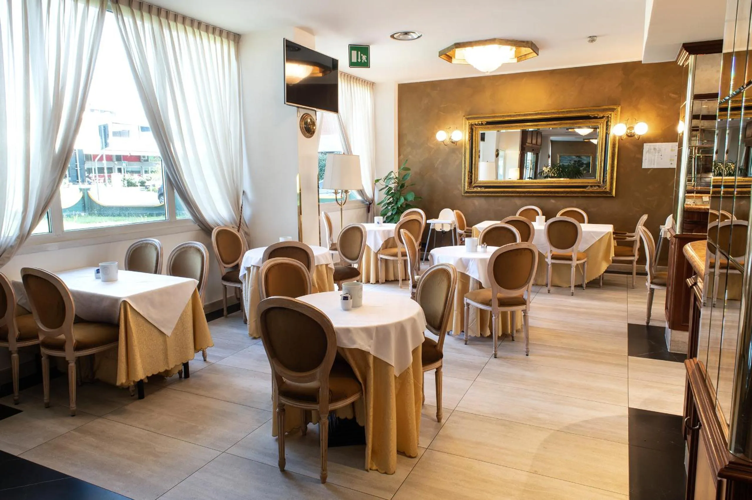 Restaurant/places to eat in Hotel Alga