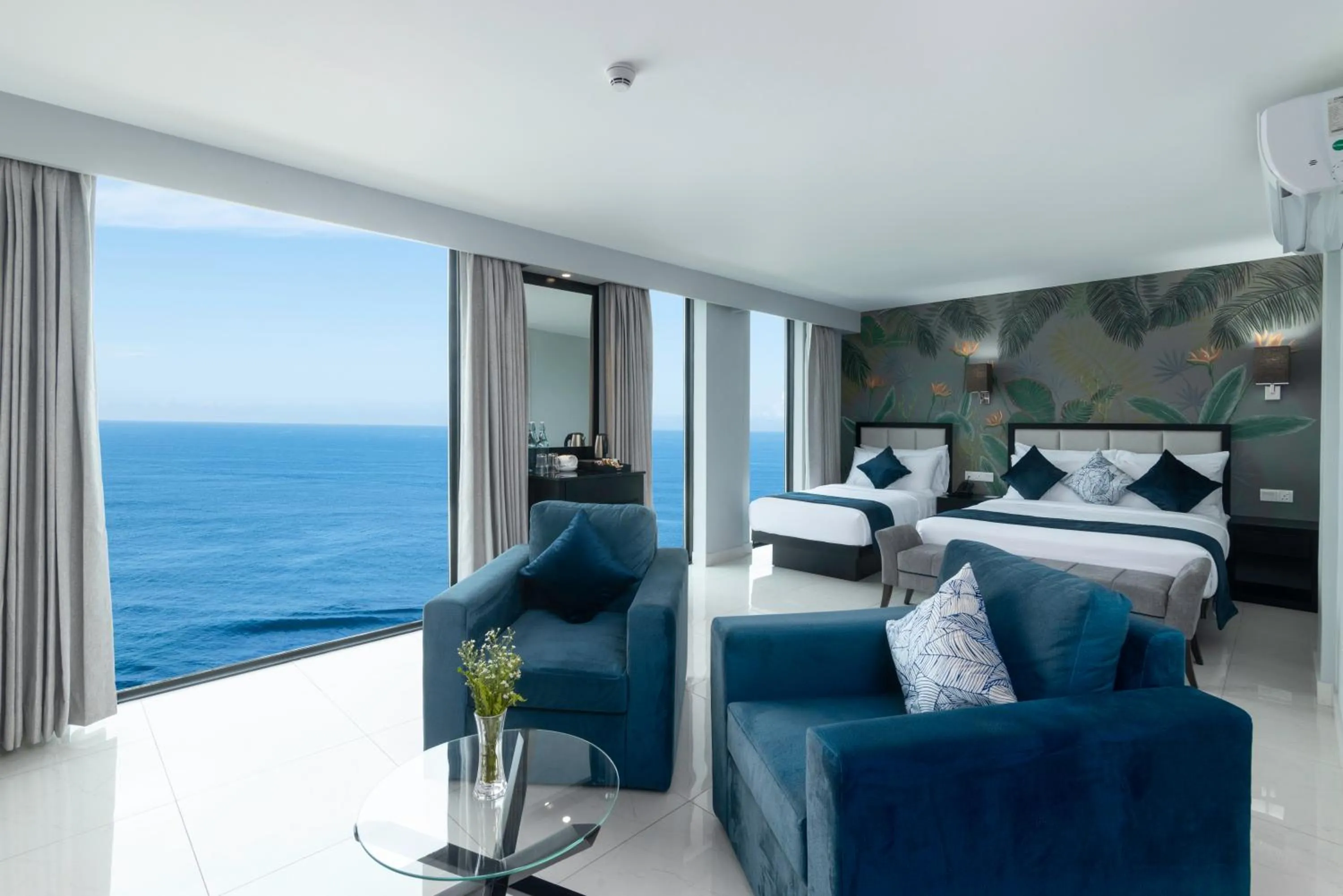 Photo of the whole room, Bed in MaRadha Colombo