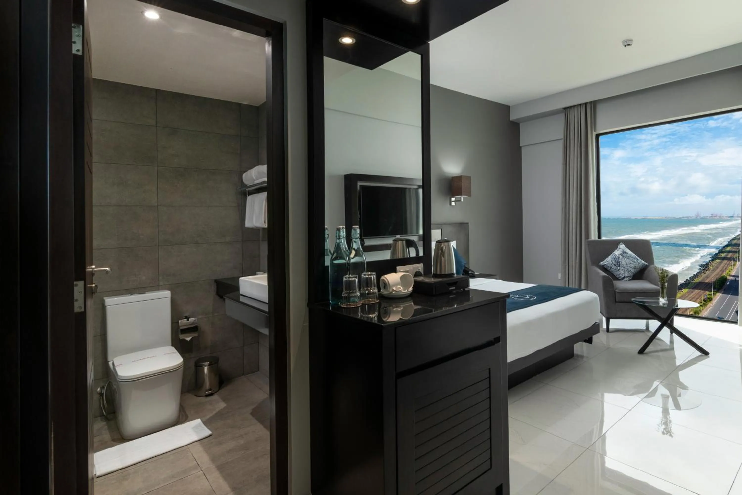 Bathroom, Bed in MaRadha Colombo