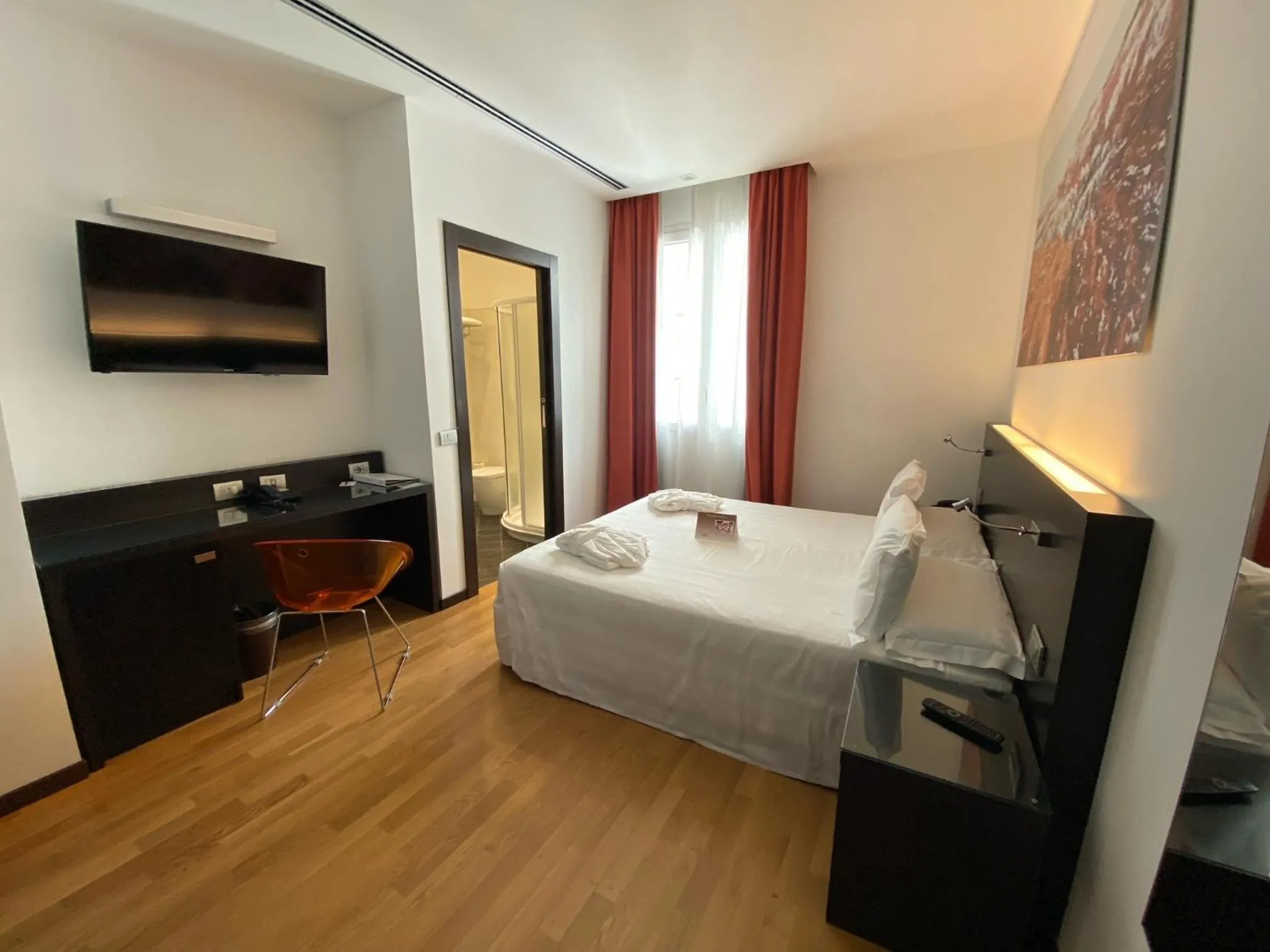 Bedroom, Bed in Card International Hotel