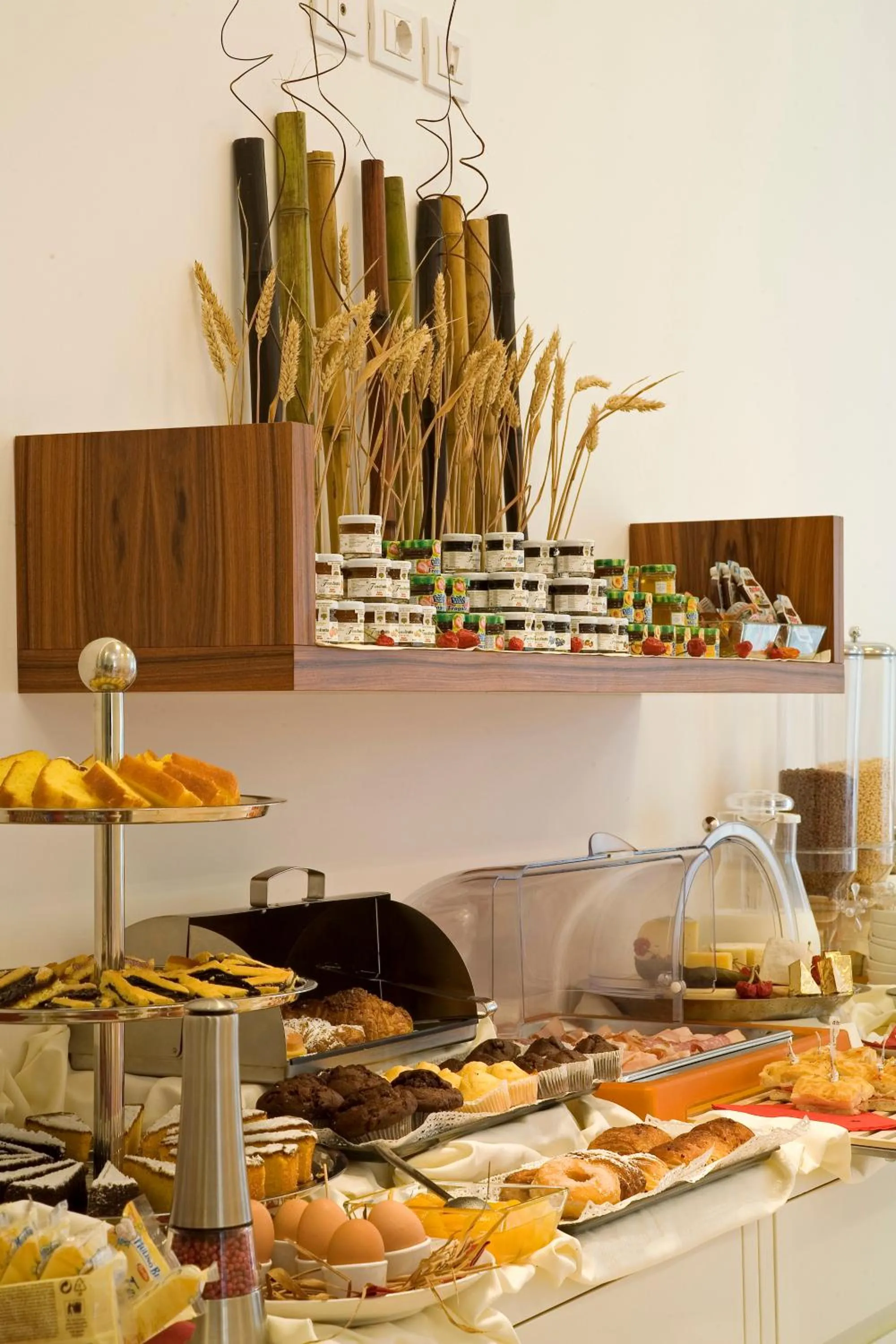 Food and drinks in Card International Hotel