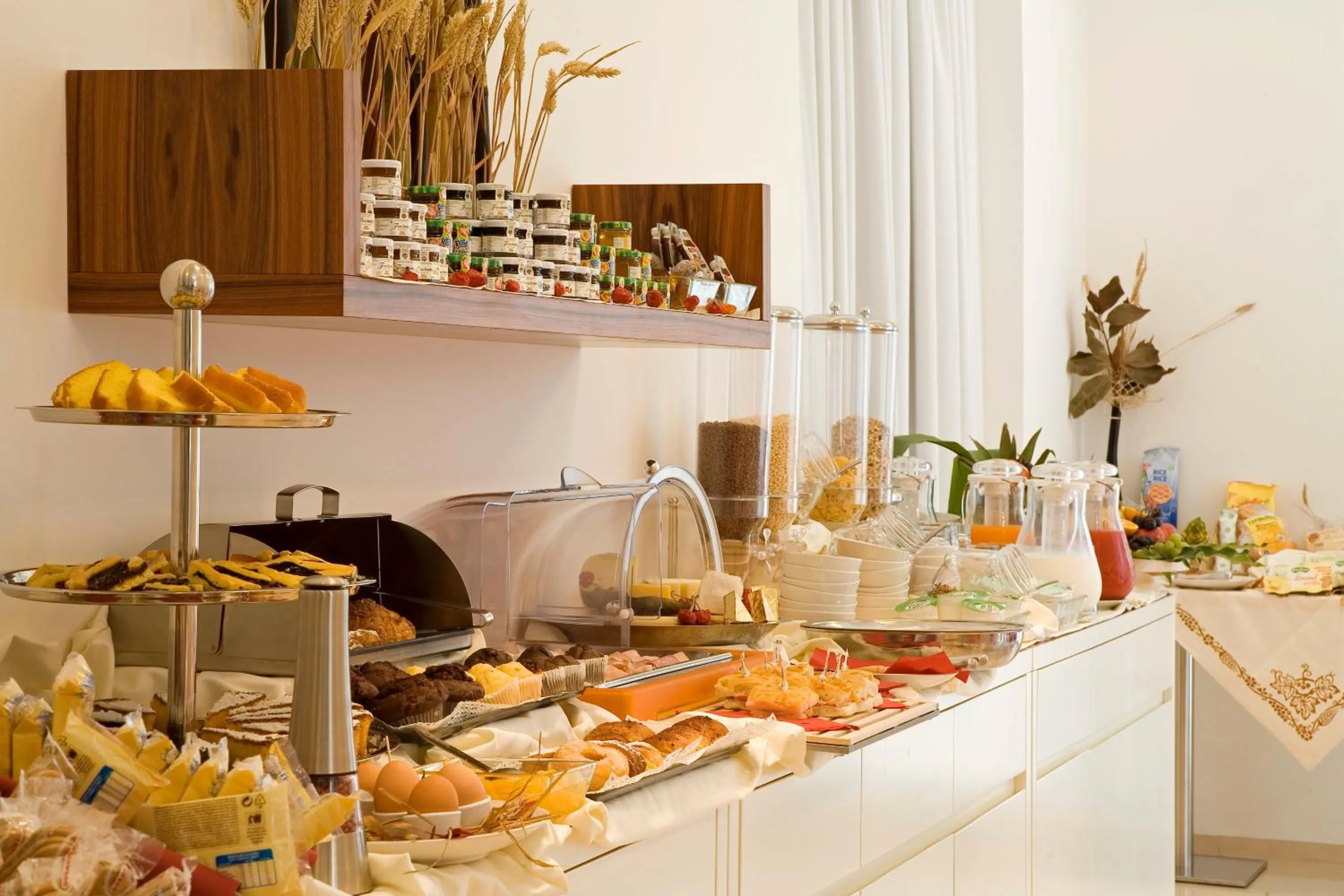 Food and drinks in Card International Hotel