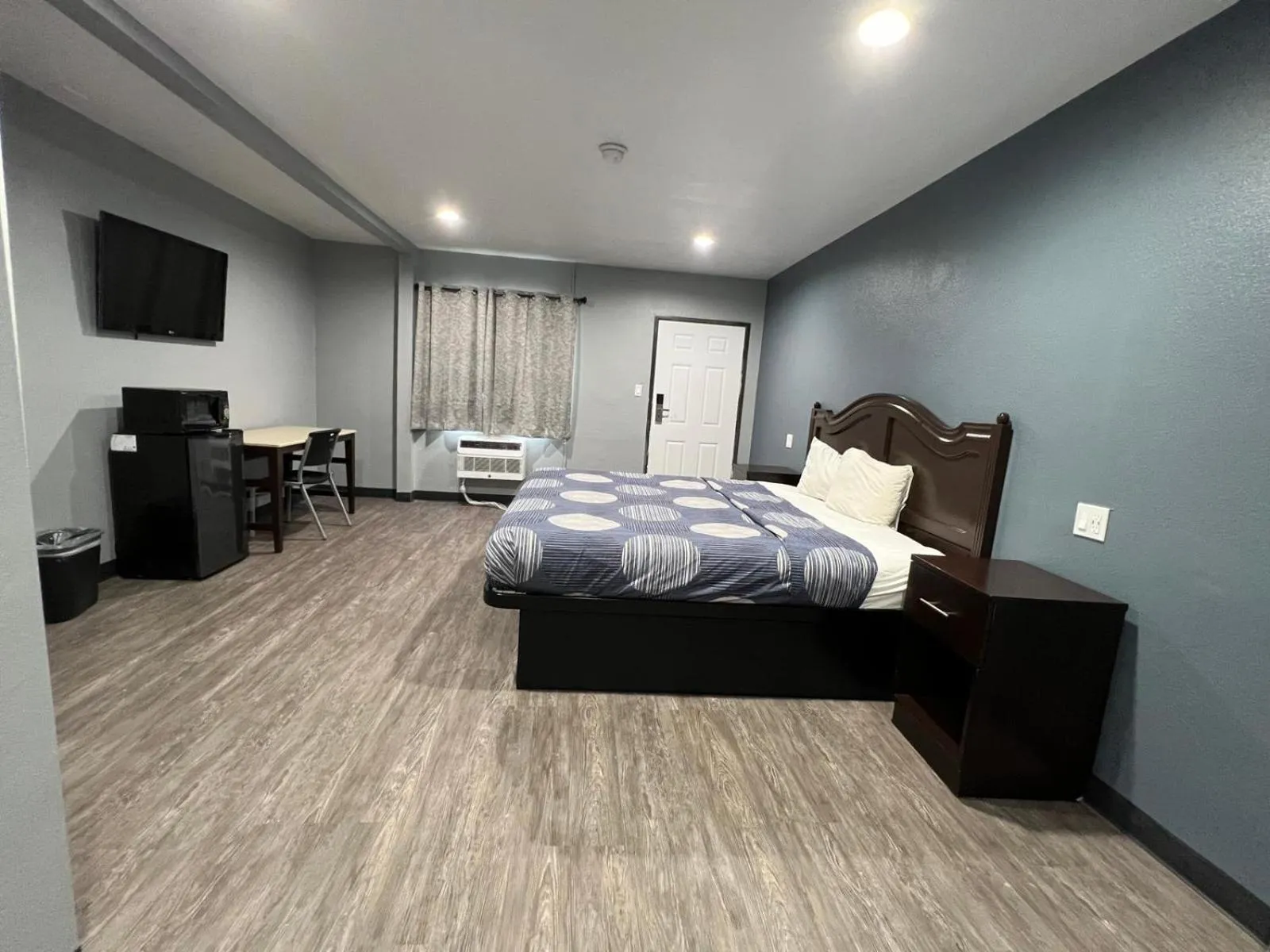 Photo of the whole room, Bed in Cornett Motel