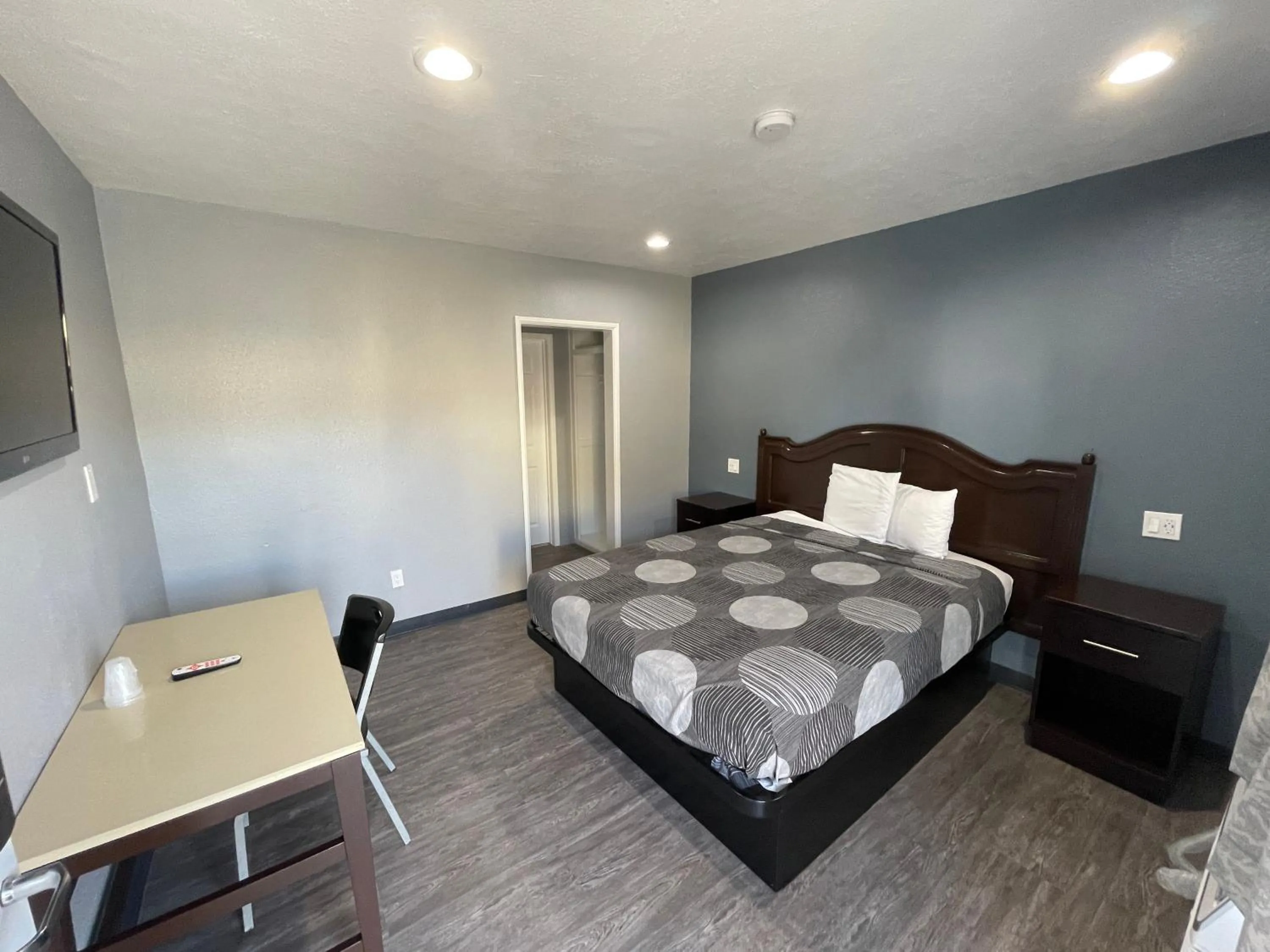 Bedroom, Bed in Cornett Motel