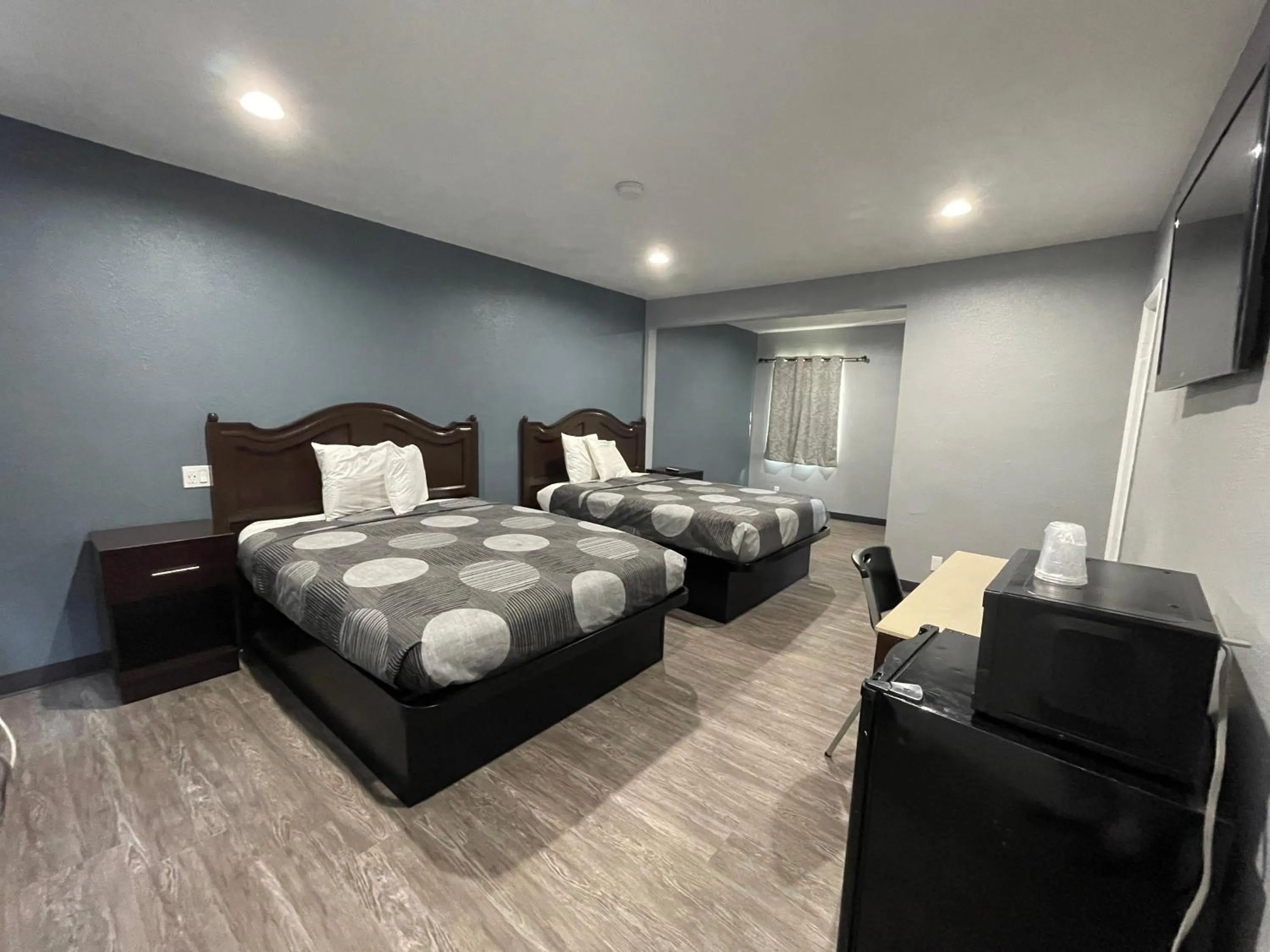 Photo of the whole room, Bed in Cornett Motel