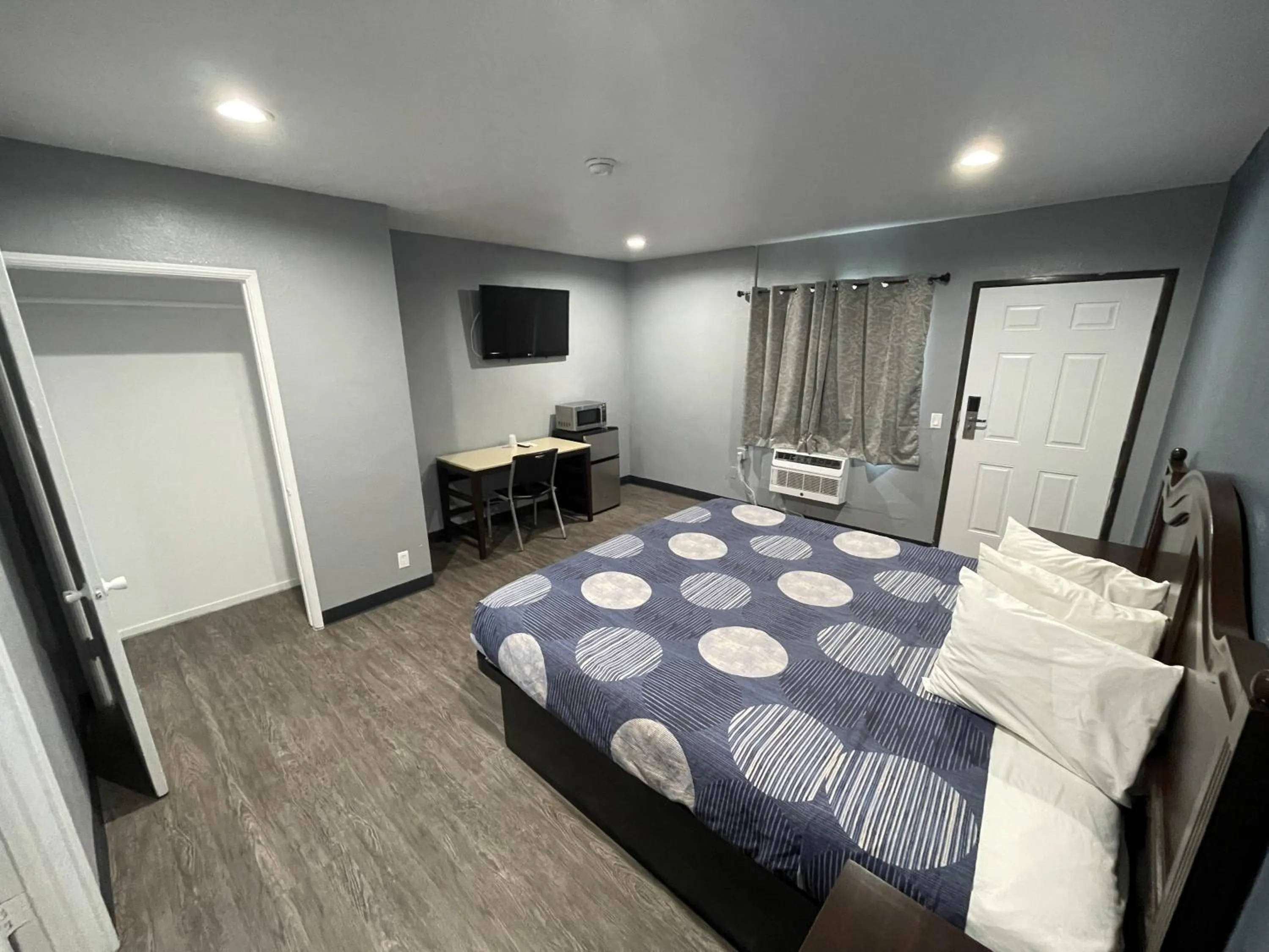 Photo of the whole room, Bed in Cornett Motel