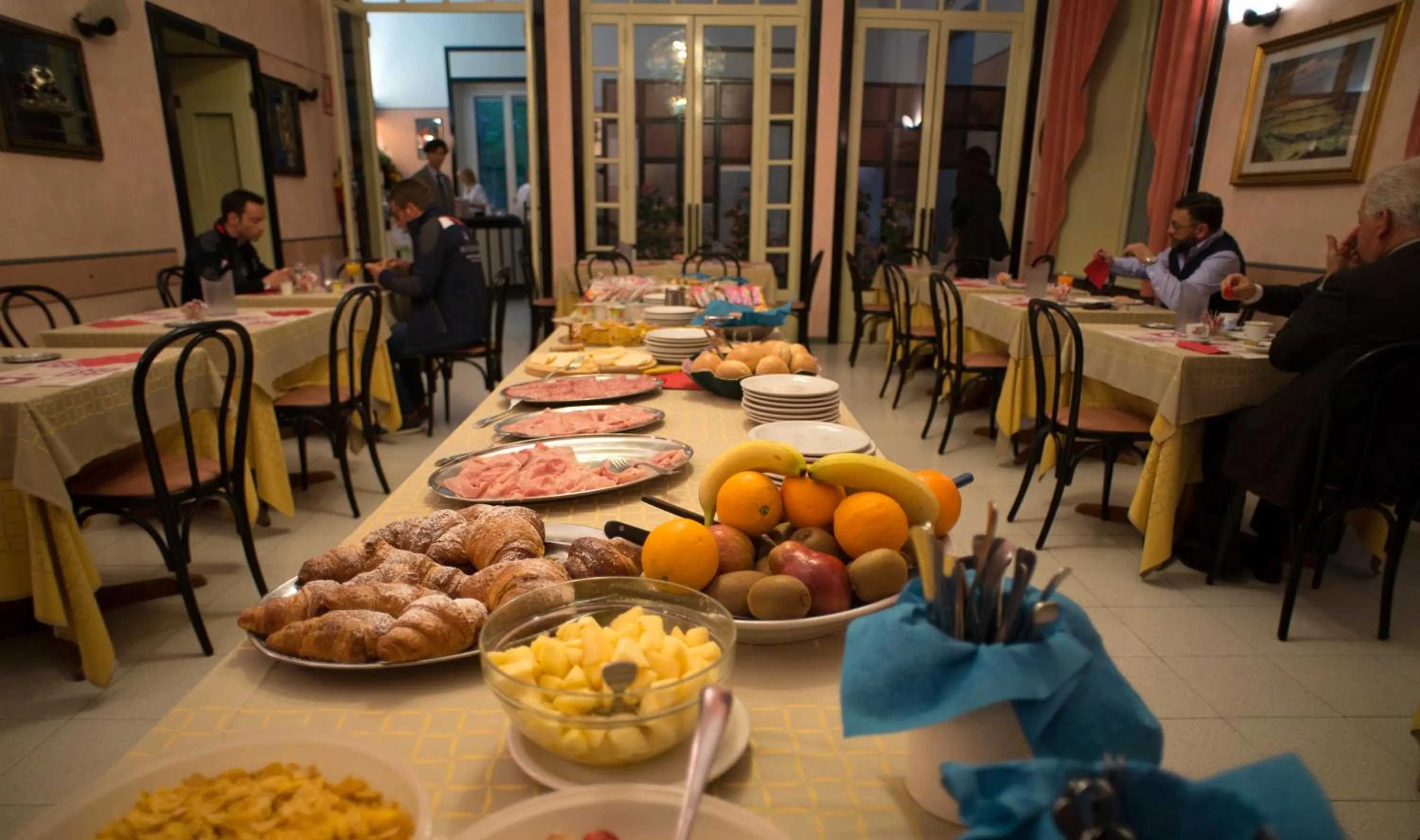 Restaurant/places to eat in Hotel Salus