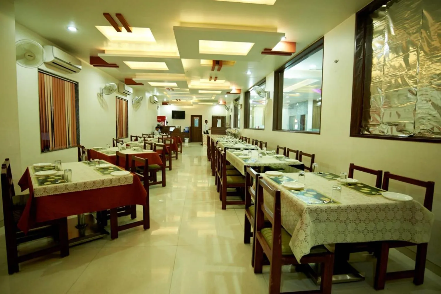 Restaurant/places to eat in Hotel Sai Sangam