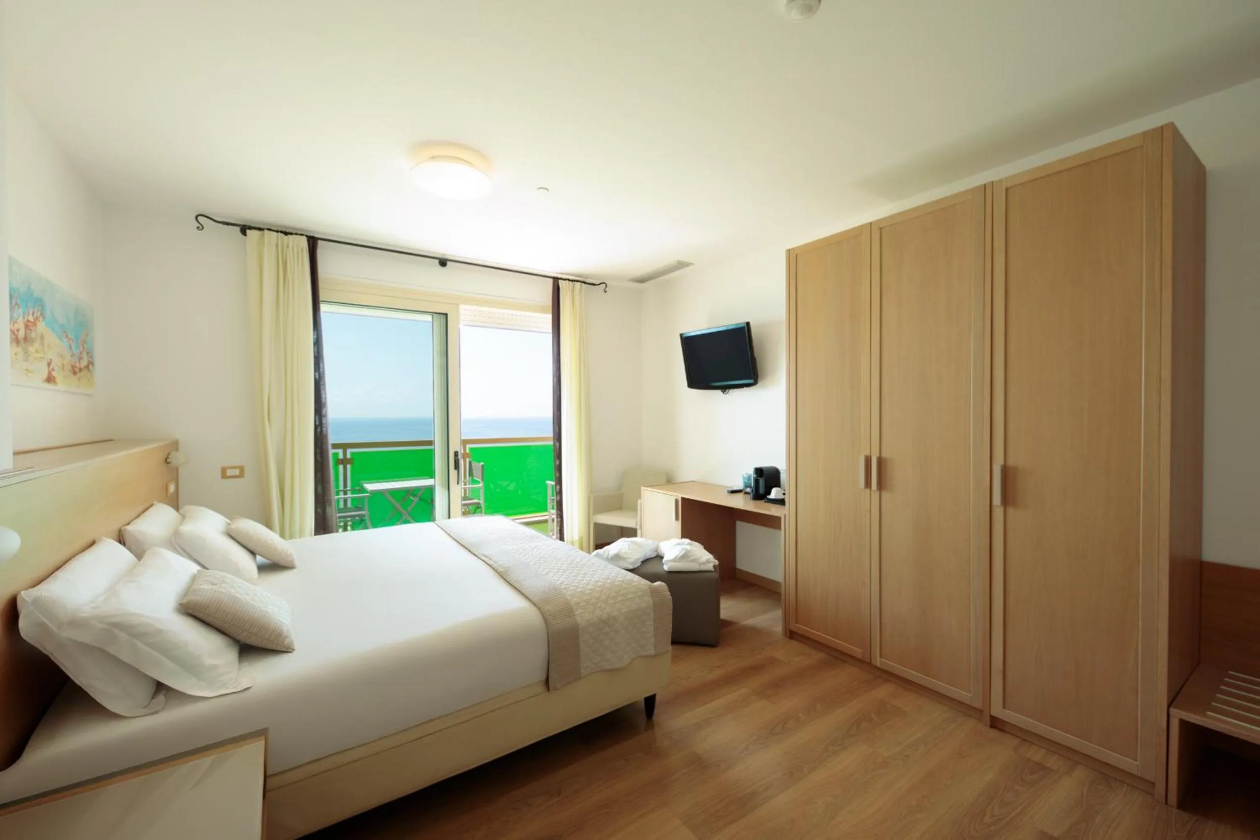 Coffee/tea facilities, Bed in Hotel Bristol