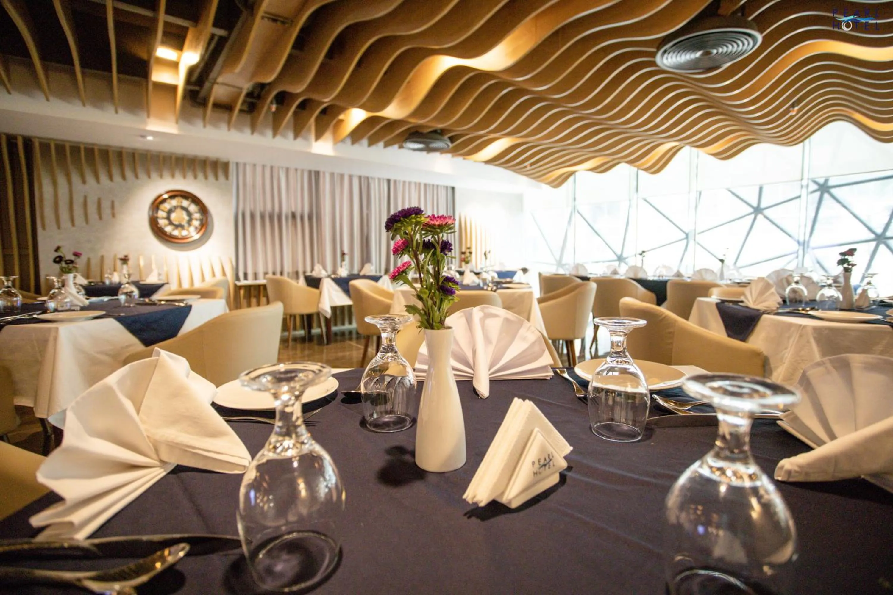 Restaurant/places to eat in Pearl Hotel