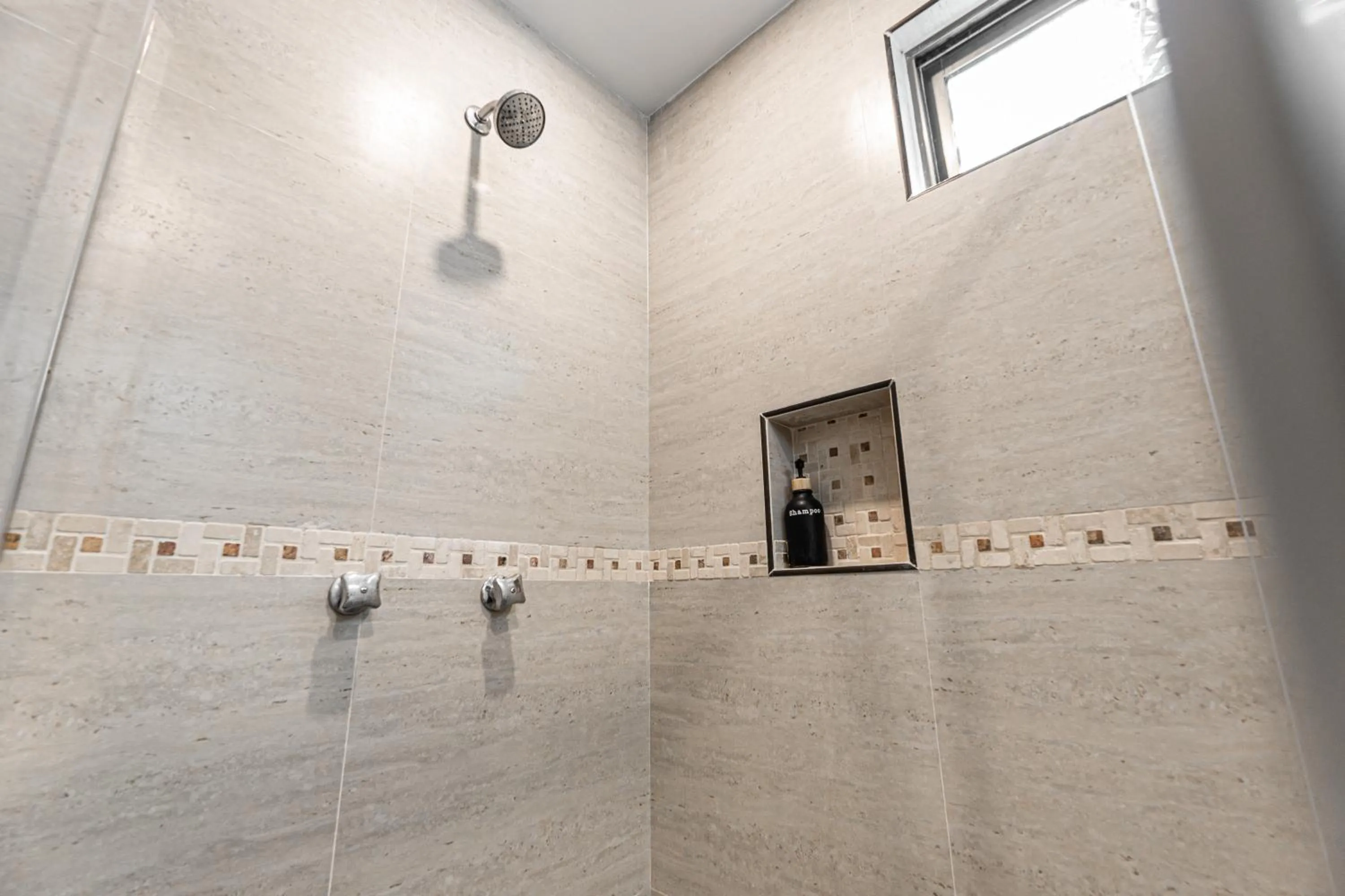 Shower in Villas Amanecer by Andiani Travel