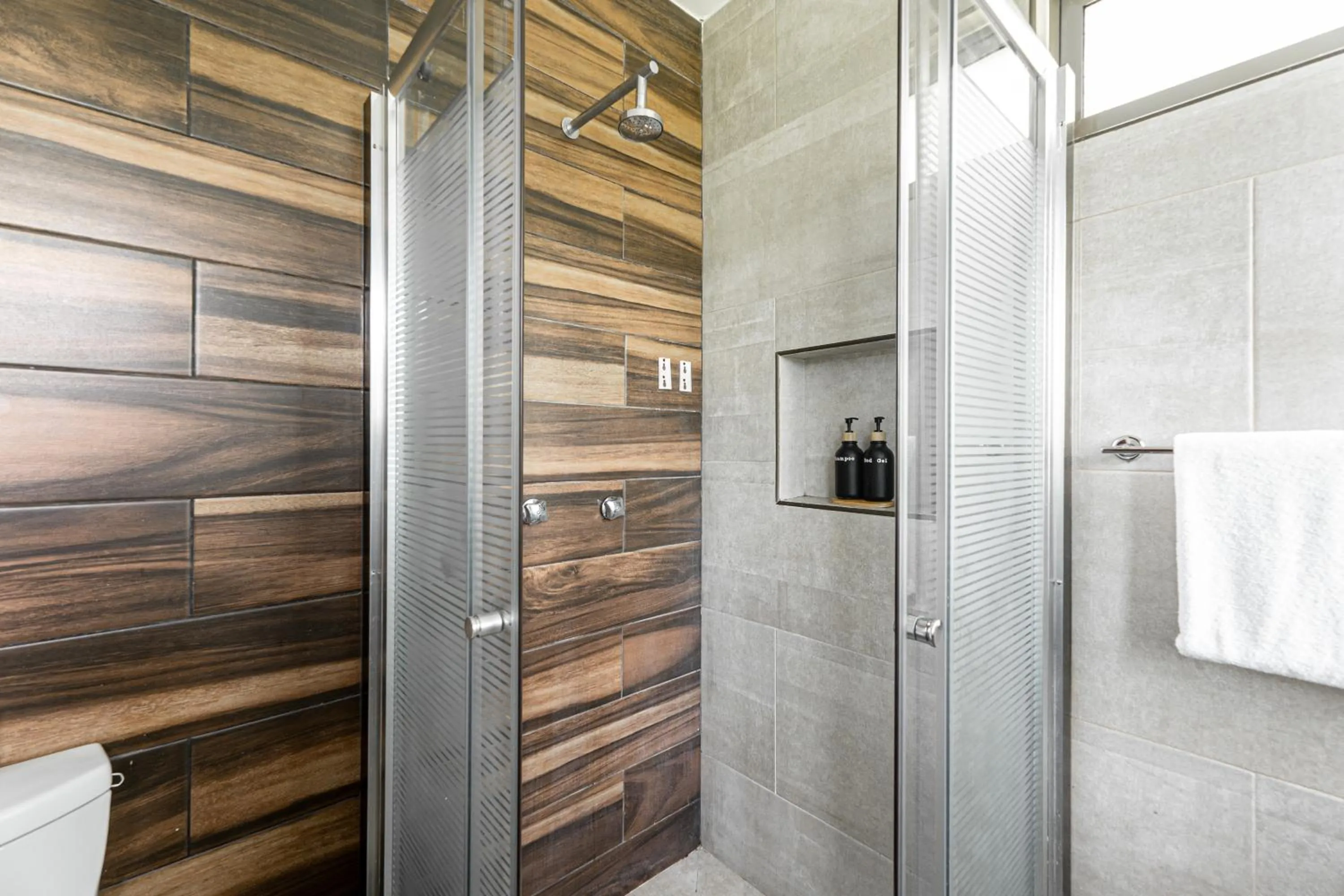 Shower in Villas Amanecer by Andiani Travel