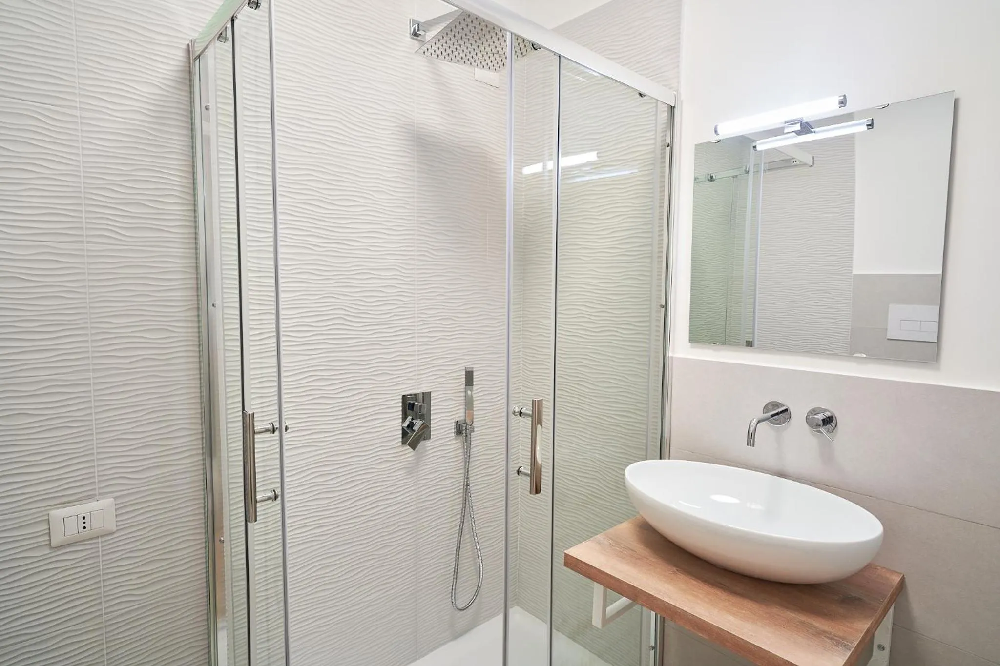 Shower in Toto e Peppino Luxury Rooms