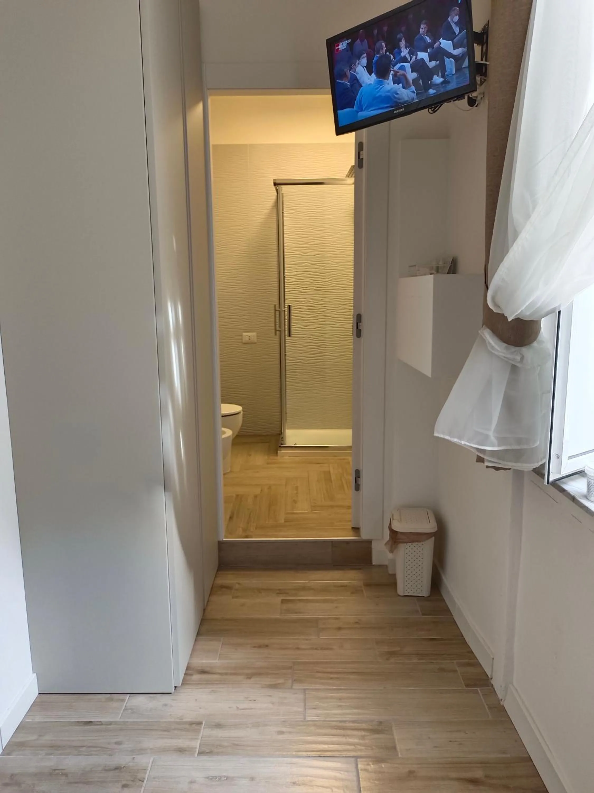 Shower in Toto e Peppino Luxury Rooms