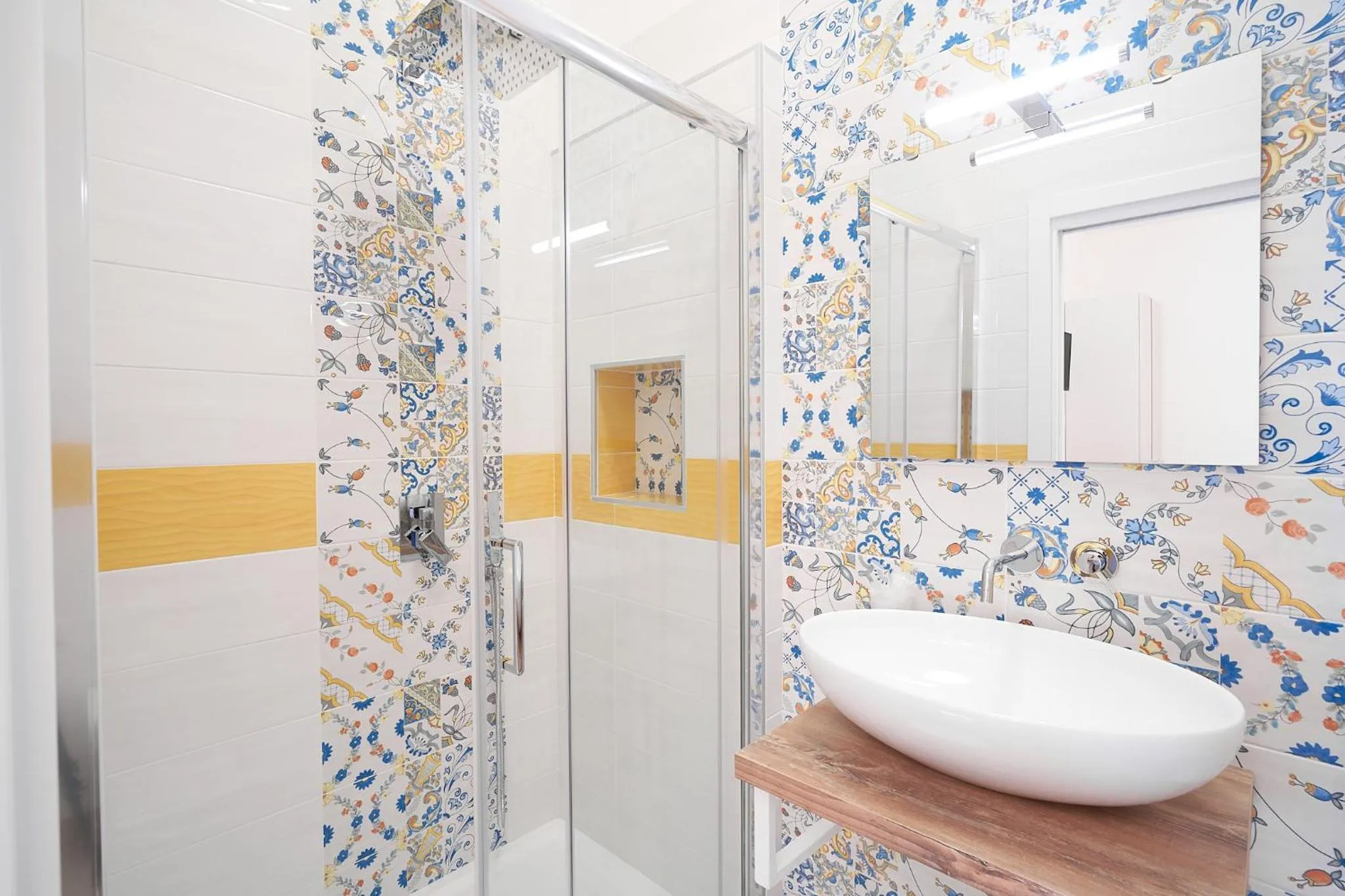 Shower in Toto e Peppino Luxury Rooms