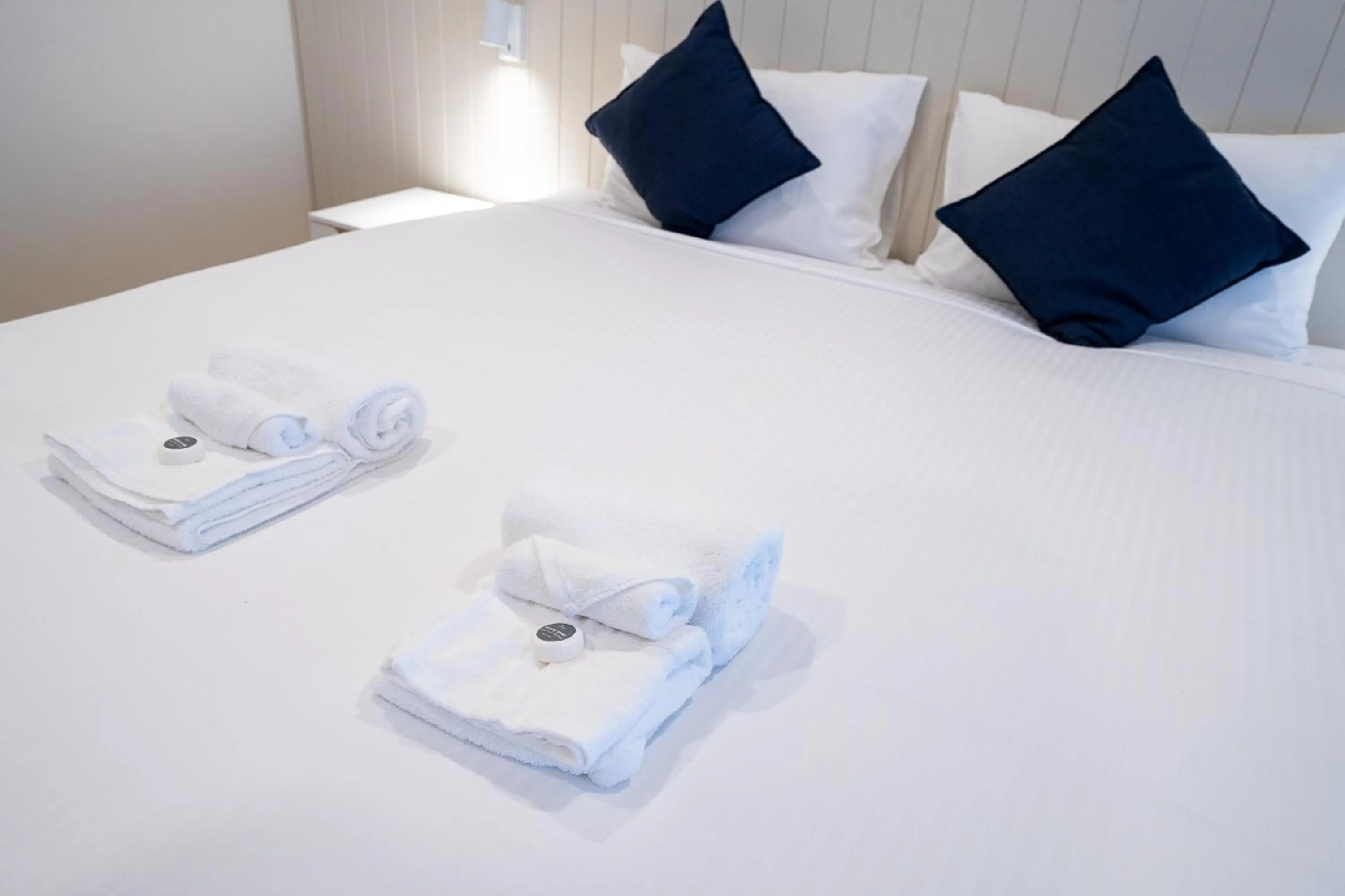 towels, Bed in Belmont Hotel Lake Macquarie