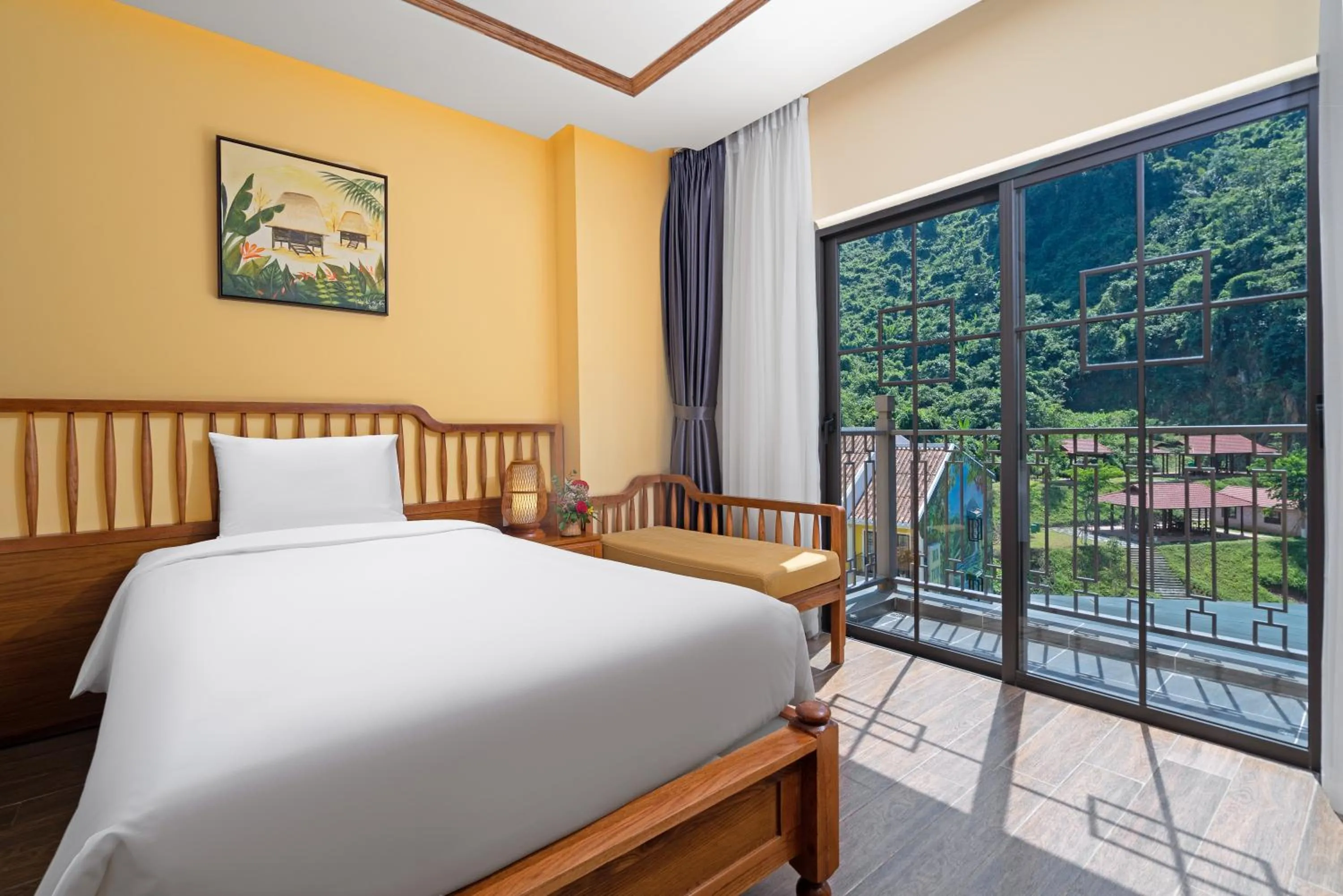 Mountain view, Bed in Fivitel Cổng Trời Đông Giang - Fivitel Đông Giang Heaven's Gate