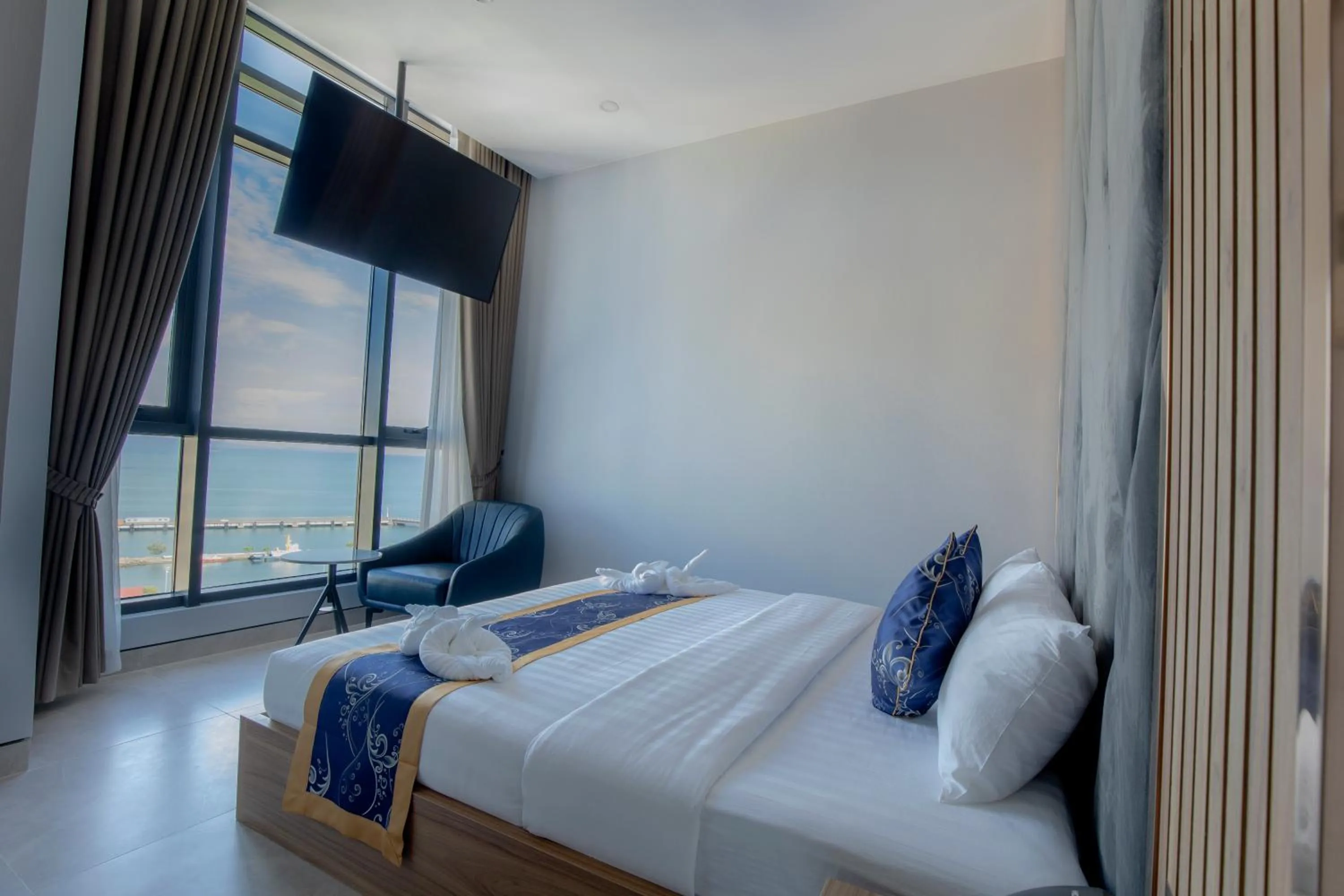 Photo of the whole room, Bed in Seascape Palace Hotel