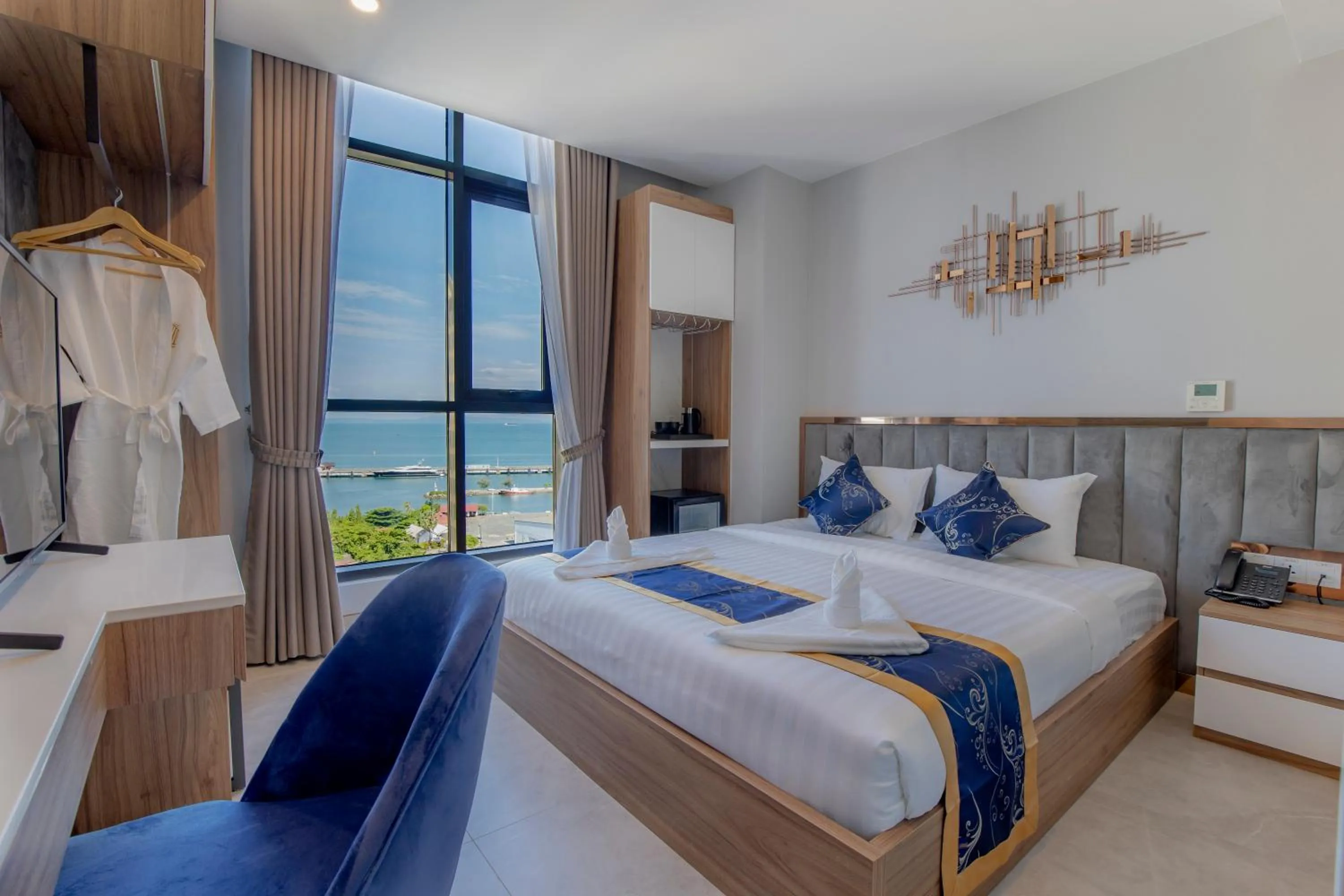 Sea view, Bed in Seascape Palace Hotel