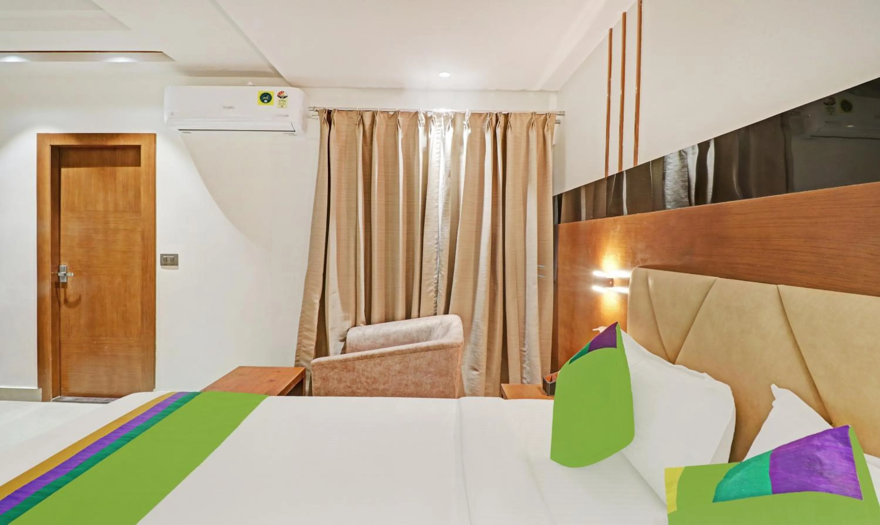 Bedroom, Bed in Treebo Emora Grand