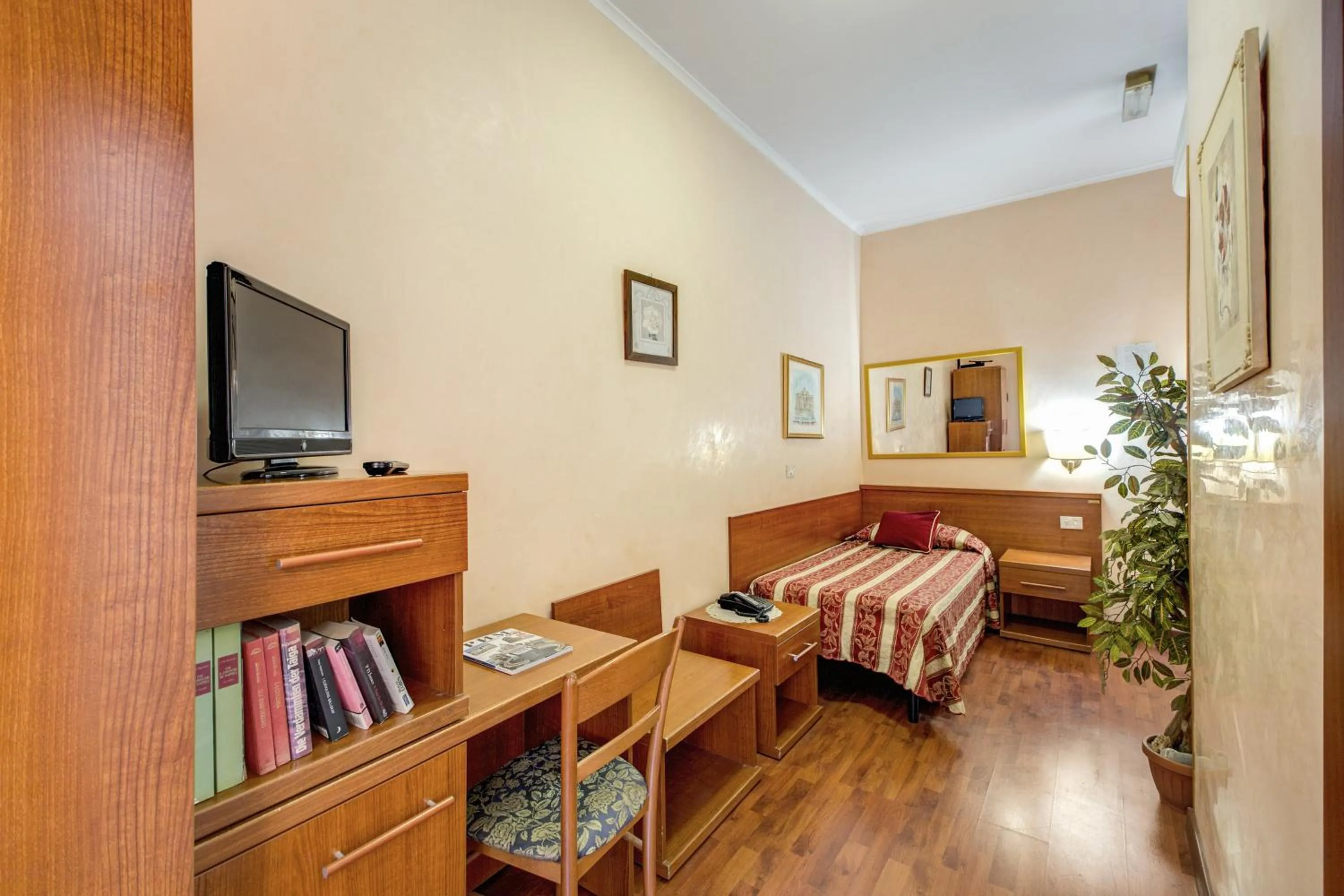 Bedroom, Bed in Buonarroti Home