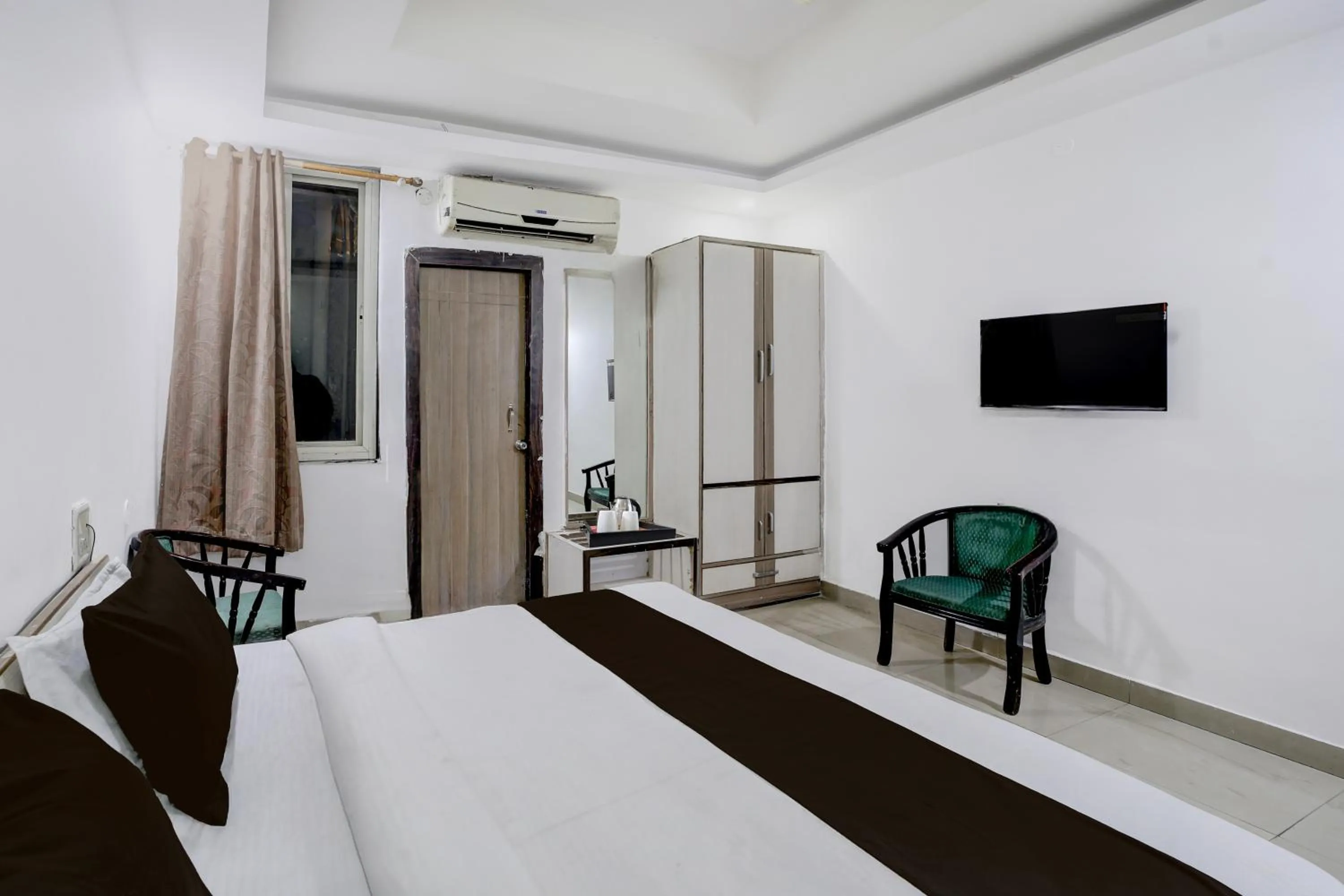 Photo of the whole room, Bed in Super Collection O Shahpura Lakeview Formerly Hotel Royal Villa