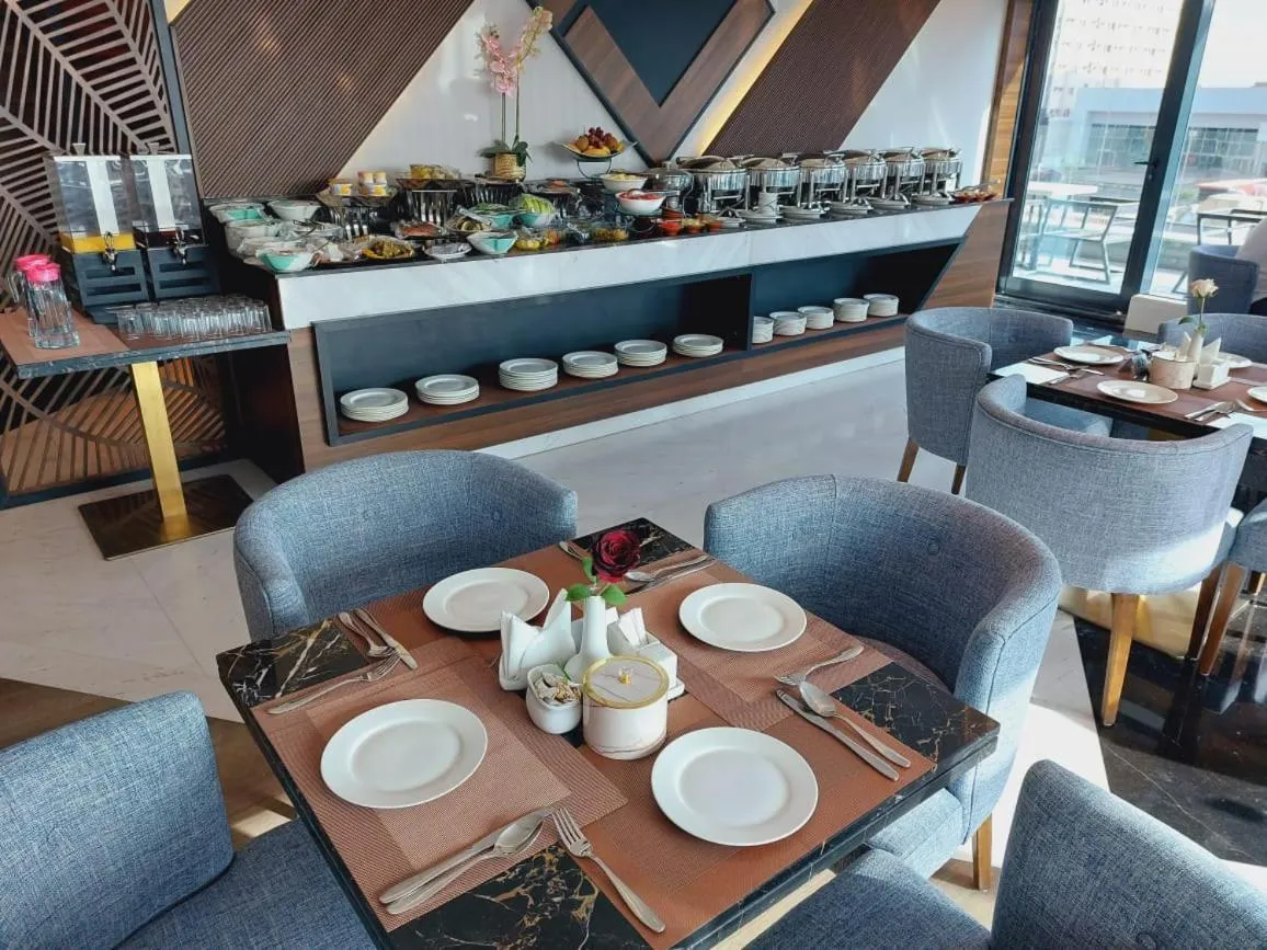 Restaurant/places to eat in Rio Hotel Olaya