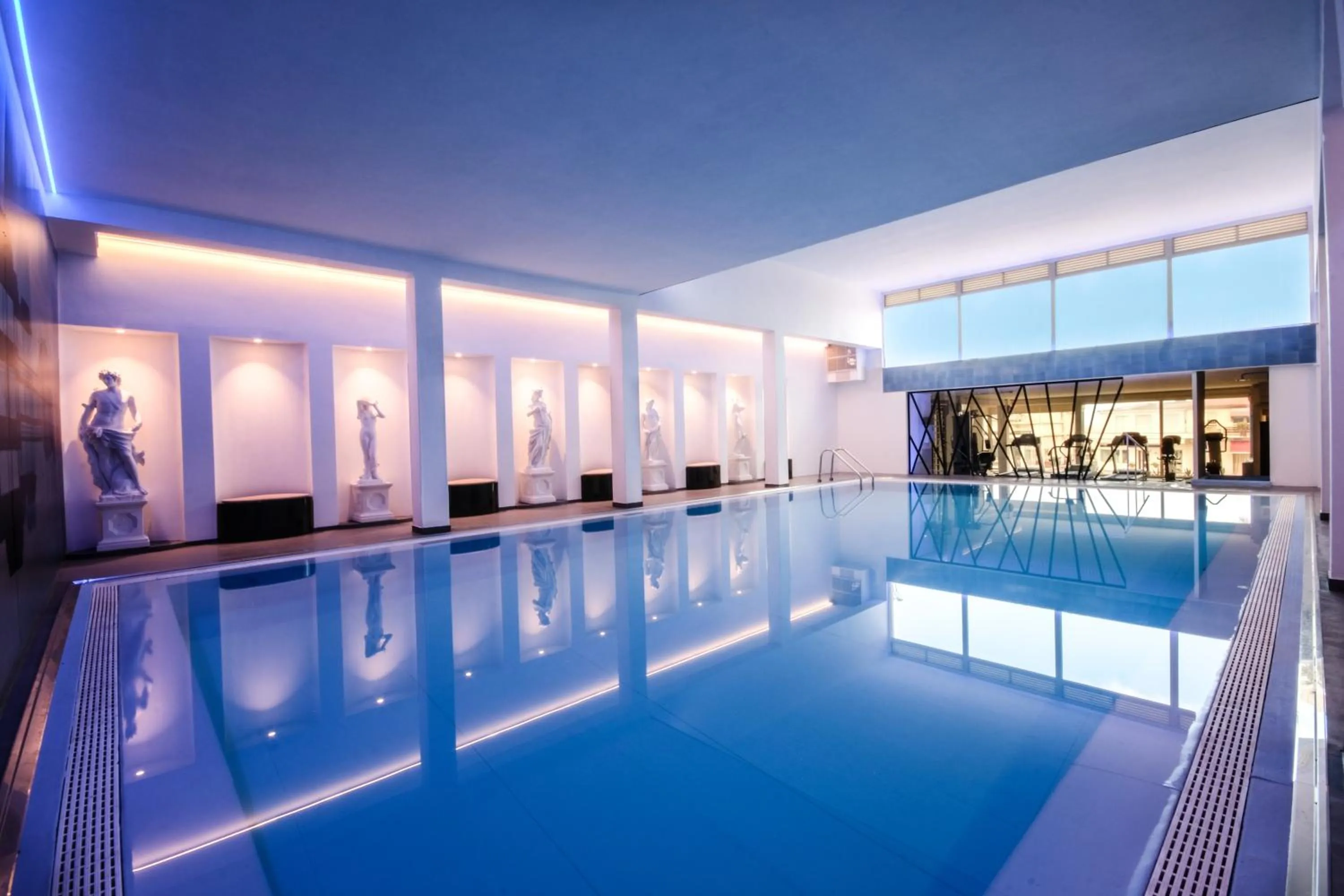 Swimming pool in Hotel Sina Astor