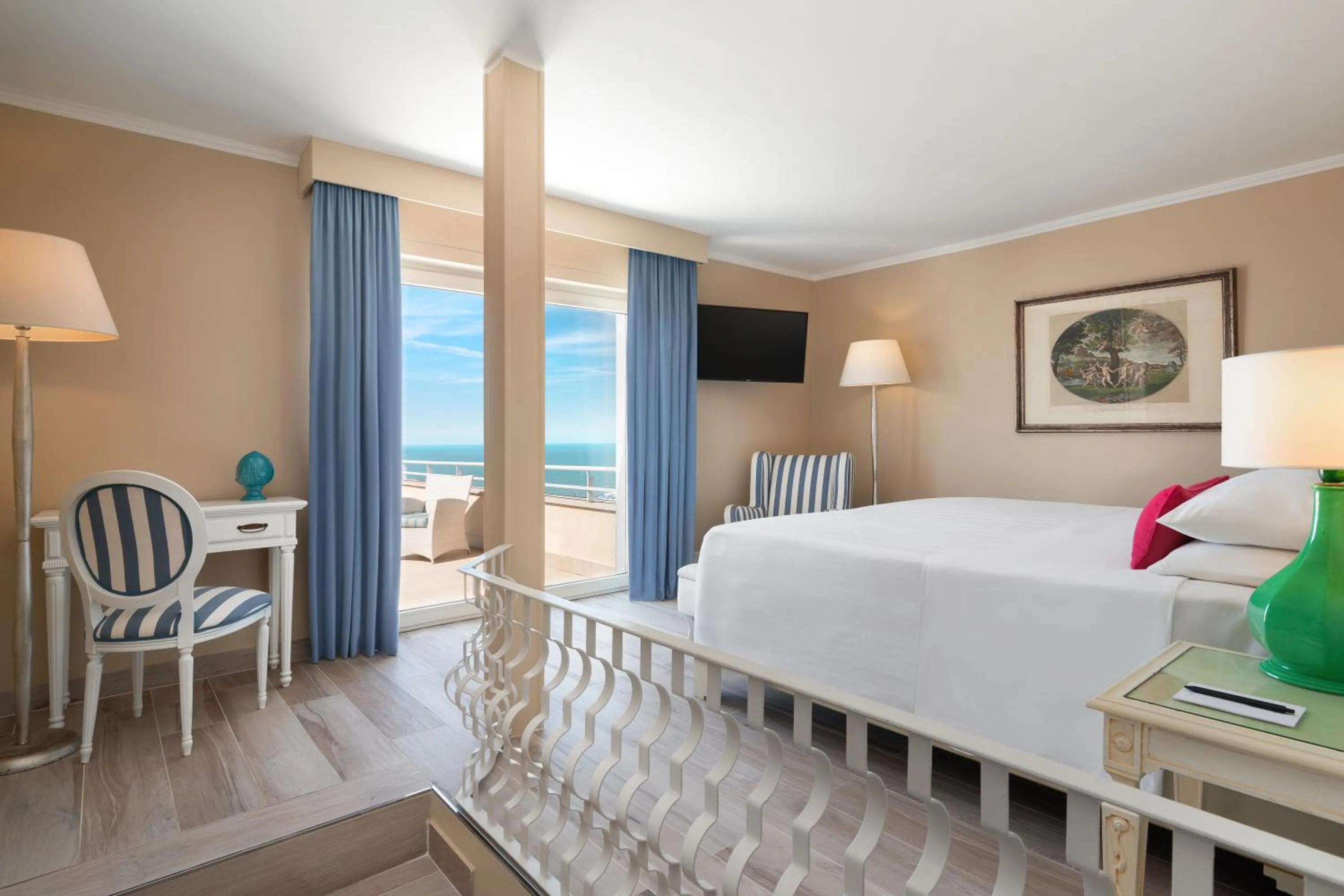 Bedroom, Bed in Hotel Sina Astor