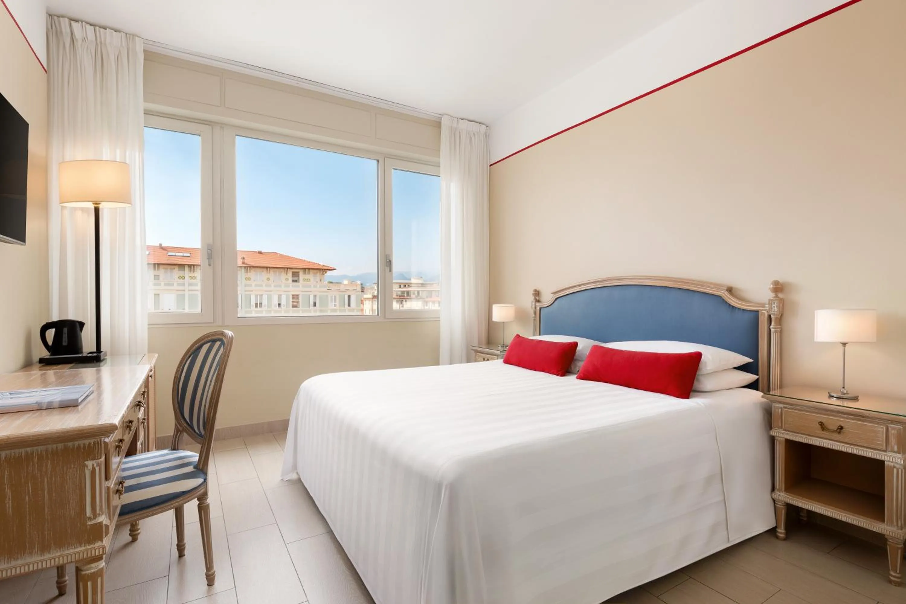 Bed in Hotel Sina Astor