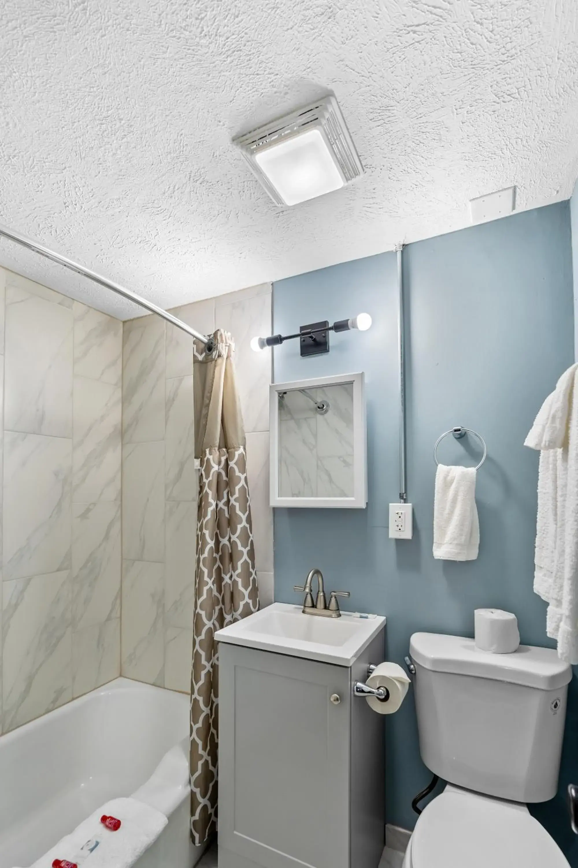 Budget Single Room in Broadway Inn Budget Single Room in Broadway Inn