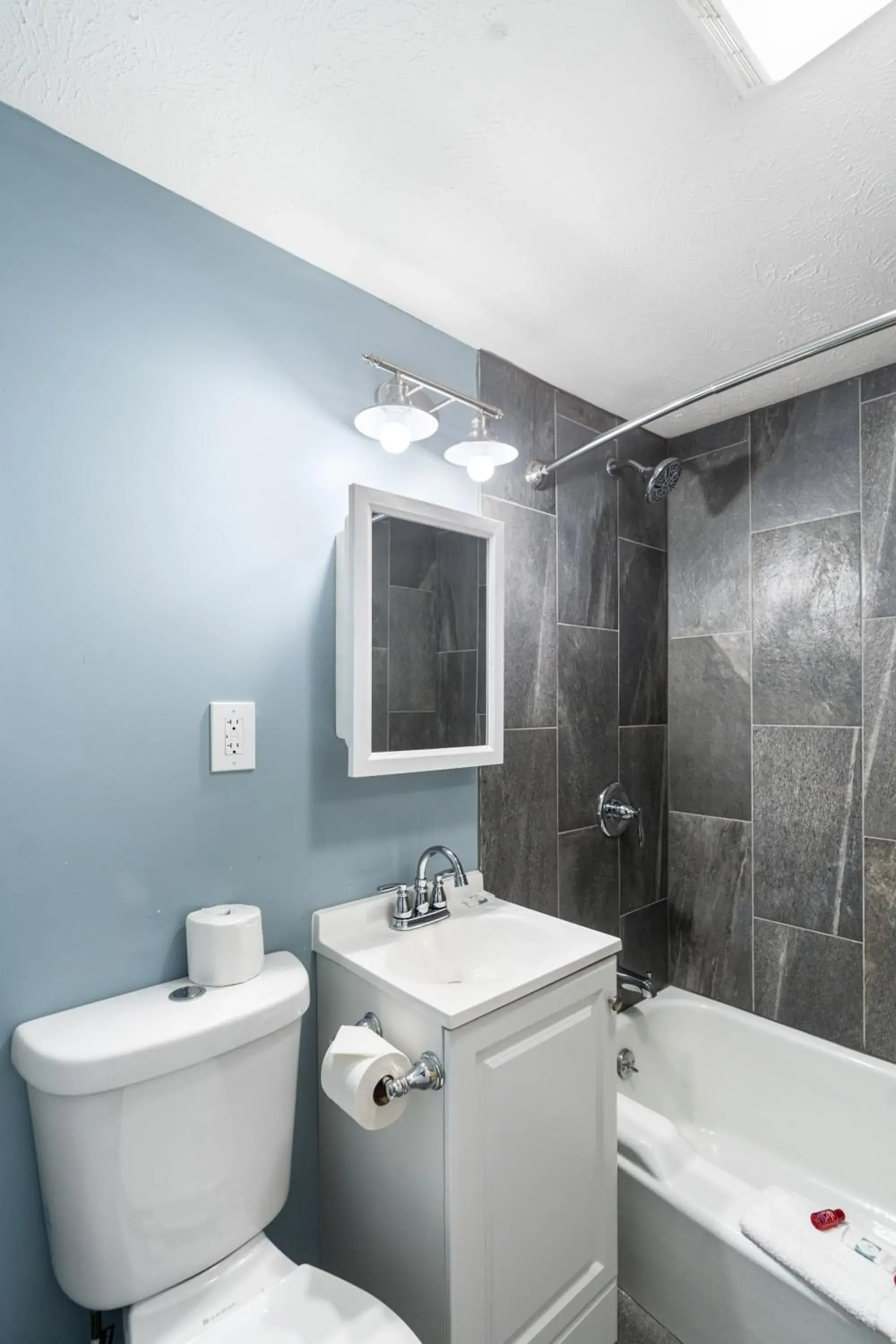 Budget Double Room in Broadway Inn Budget Double Room in Broadway Inn