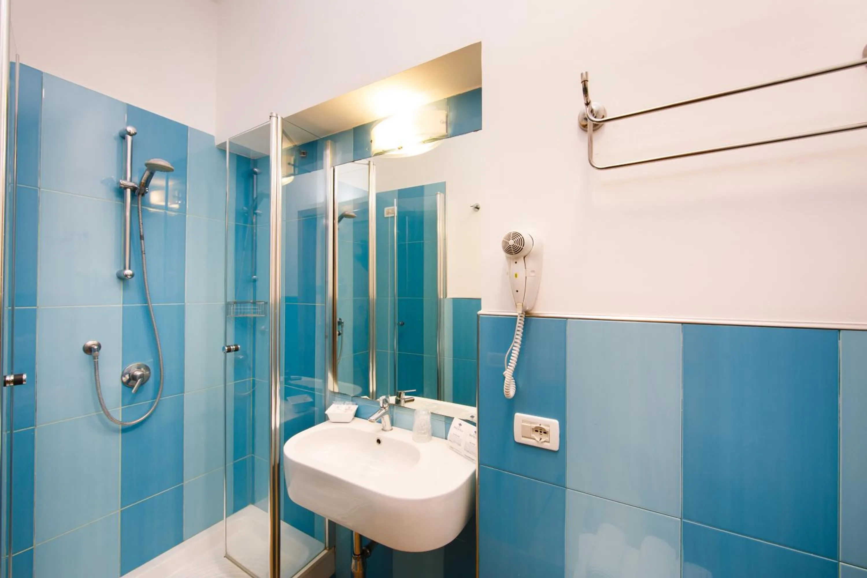 Shower in Hotel Del Corso