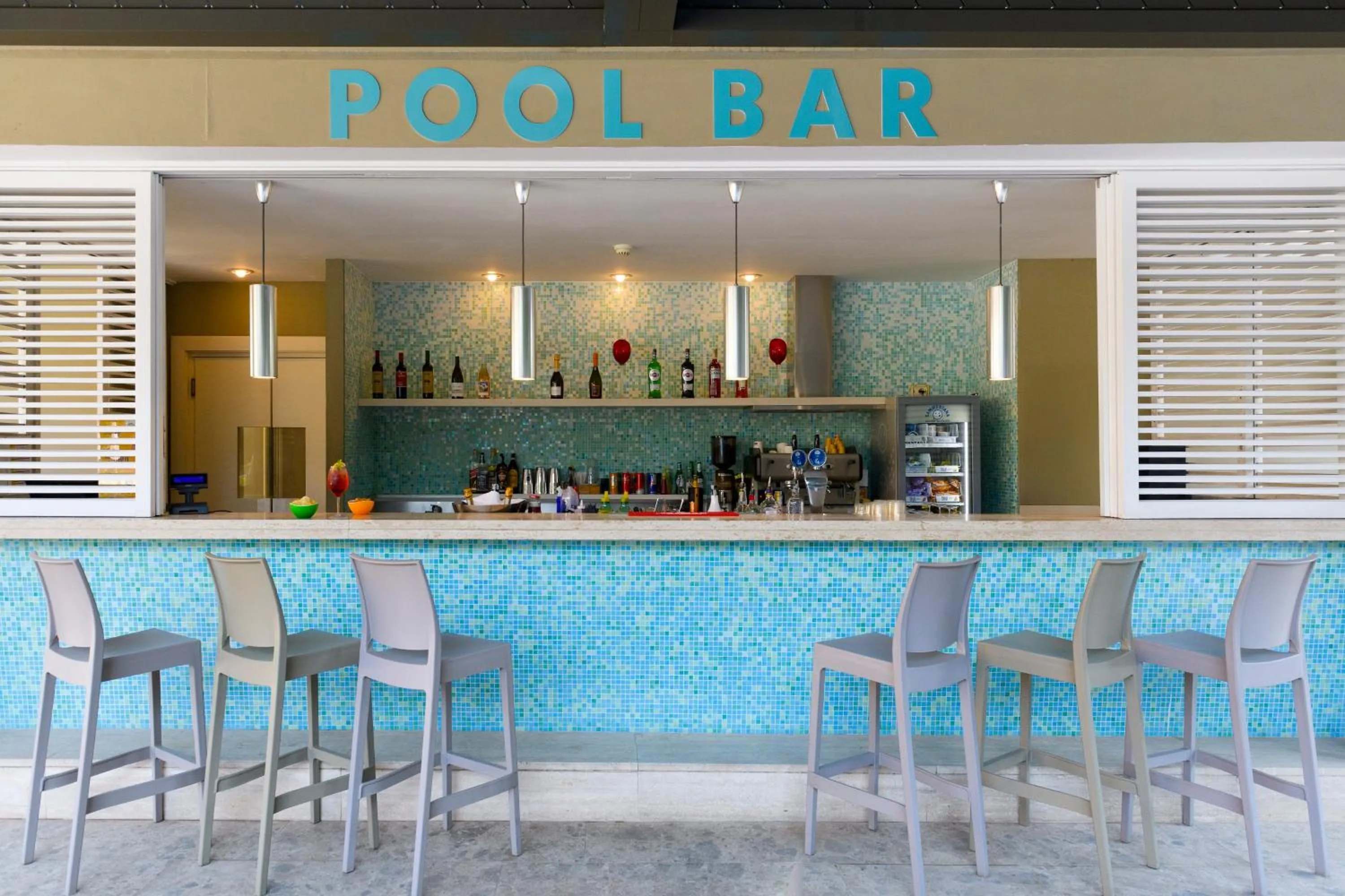 Lounge or bar in Crowne Plaza Rome St. Peter's by IHG