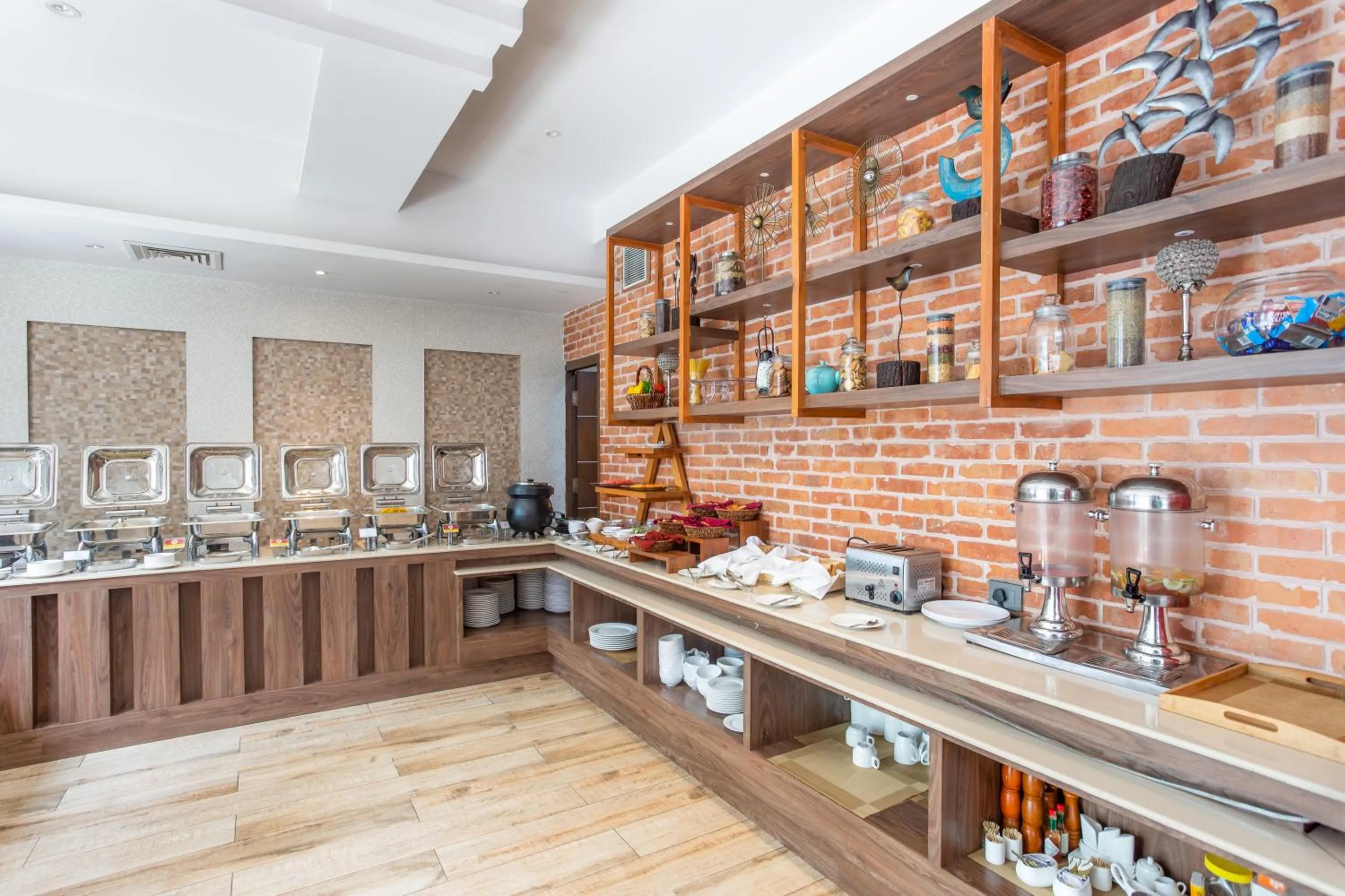 Restaurant/places to eat in Dream International Hotel